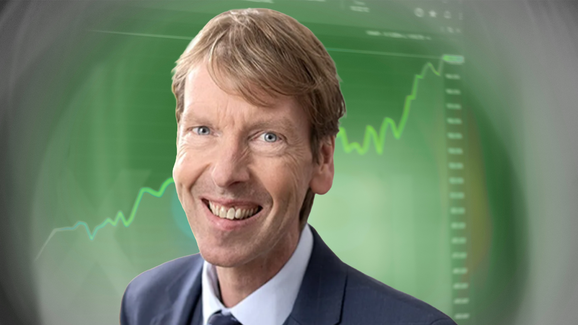 Porträtt av en man i mörk kostym och slips som ler mot kameran. I bakgrunden syns gröna finansiella grafer med stigande trendlinjer.