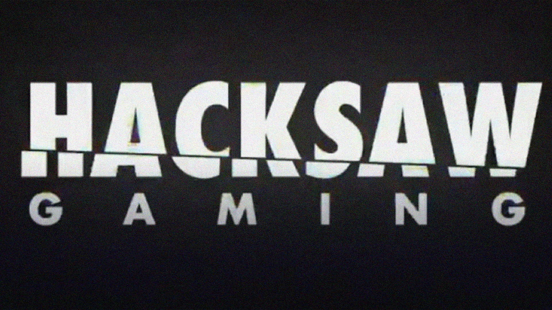 Hacksaw Gaming logotyp med vit text på svart bakgrund. Ordet "HACKSAW" är skapat med tjock, modern typografi, och ordet "GAMING" är placerat under med mellanrum mellan bokstäverna.