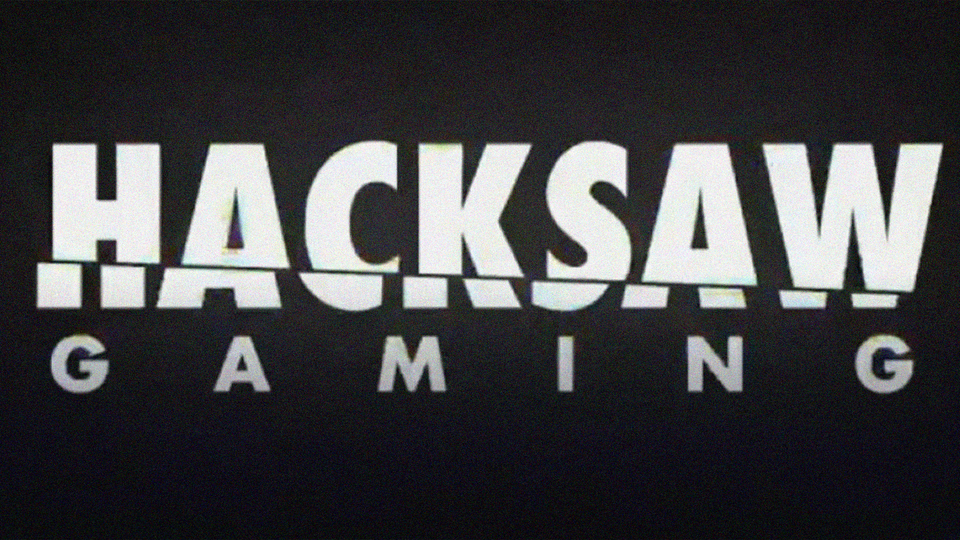 Hacksaw Gaming logotyp med vit text på svart bakgrund. Ordet "HACKSAW" är skapat med tjock, modern typografi, och ordet "GAMING" är placerat under med mellanrum mellan bokstäverna.