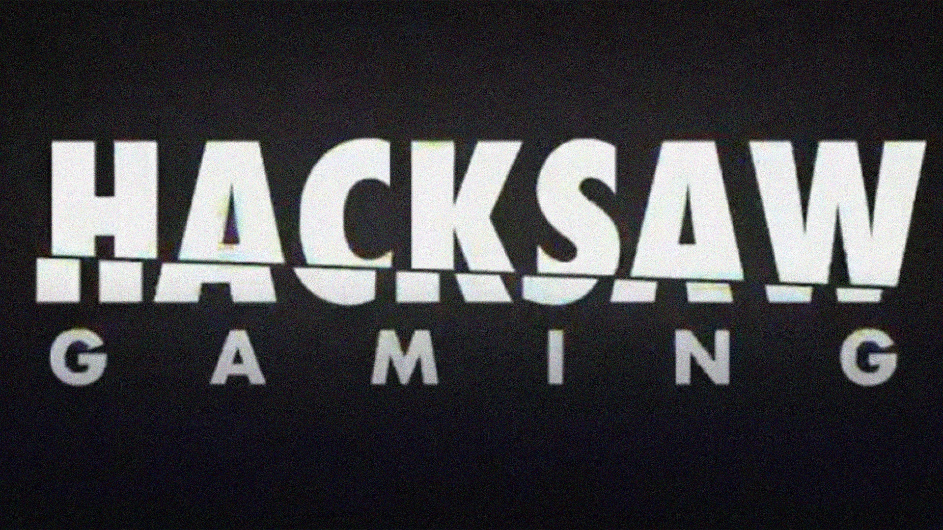 Hacksaw Gaming logotyp med vit text på svart bakgrund. Ordet "HACKSAW" är skapat med tjock, modern typografi, och ordet "GAMING" är placerat under med mellanrum mellan bokstäverna.
