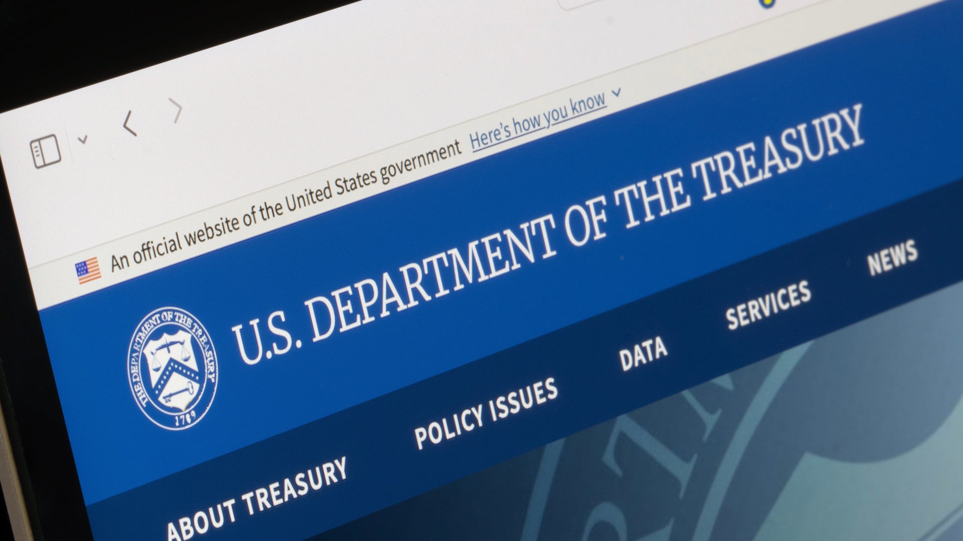 Skärmbild av webbplatsen för det amerikanska finansdepartementet med blå sidhuvud och navigationsmeny.