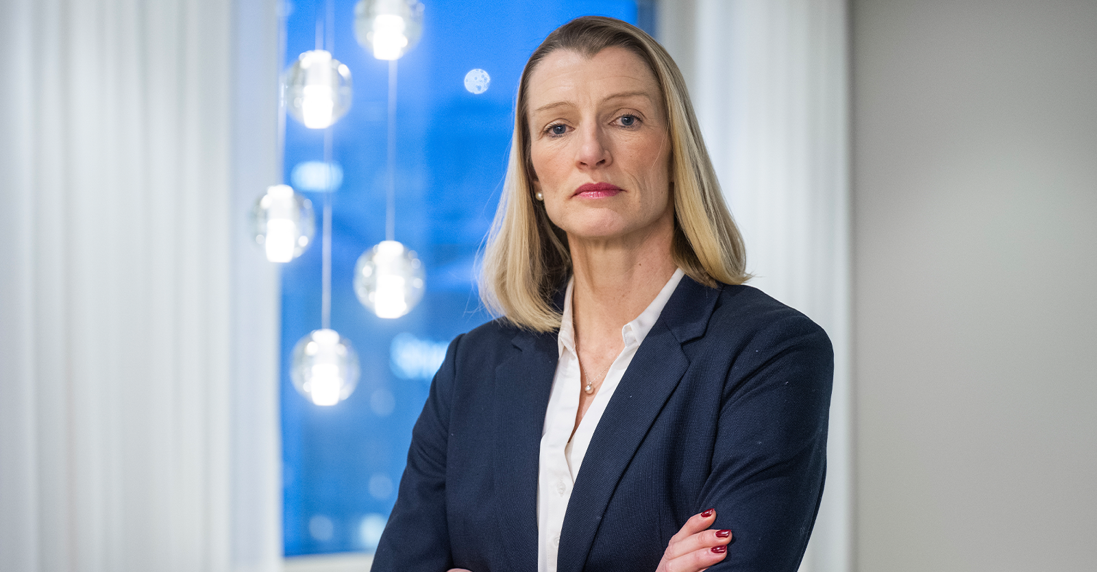 Porträtt av Nordeas chefsekonom, en kvinna i mörkblå kostym och vit skjorta.