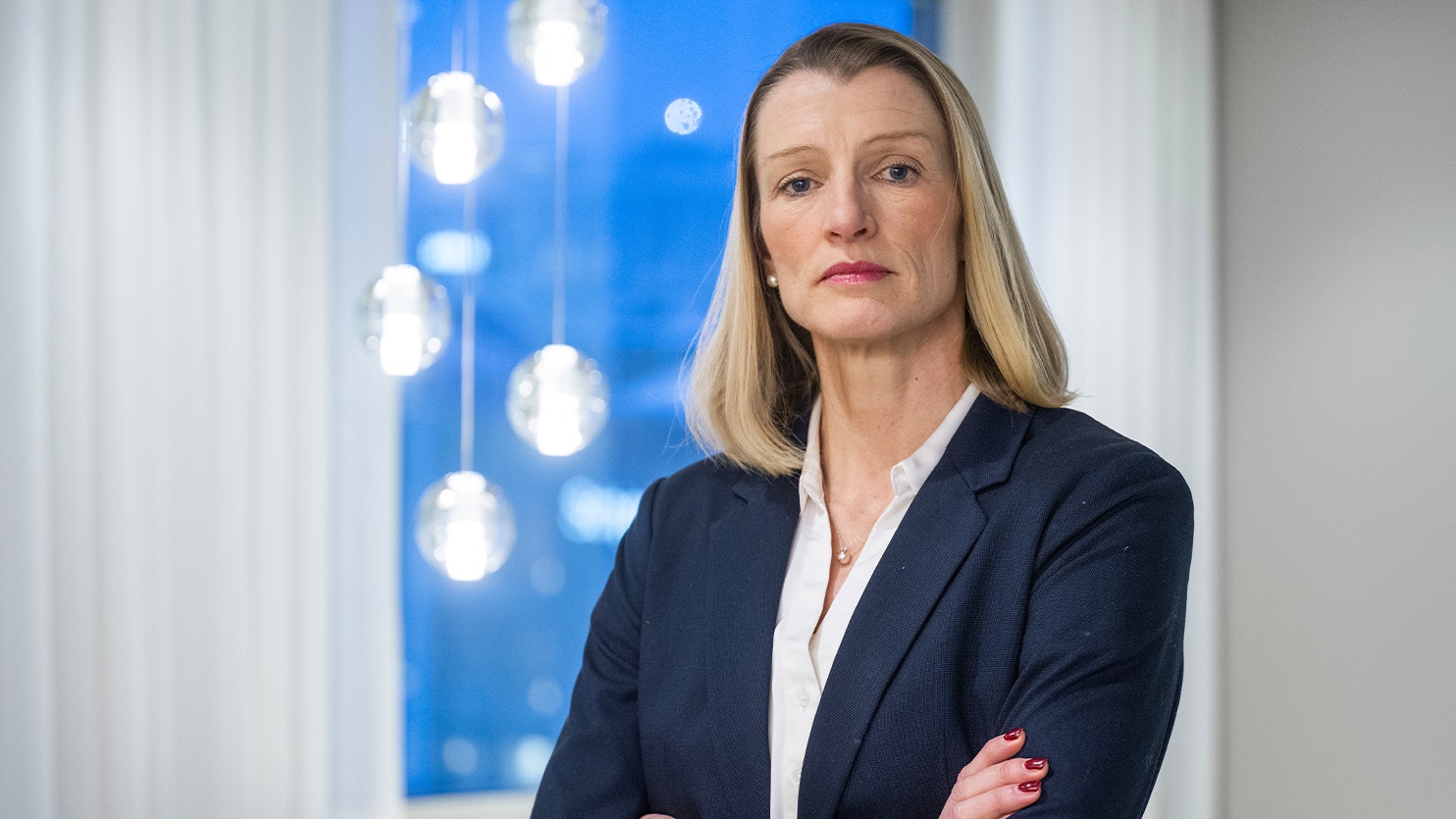 Porträtt av Nordeas chefsekonom, en kvinna i mörkblå kostym och vit skjorta.