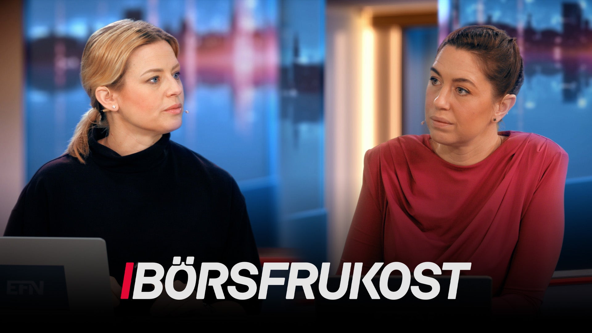 Två kvinnor i en TV-studio under ett program kallat Börsfrukost