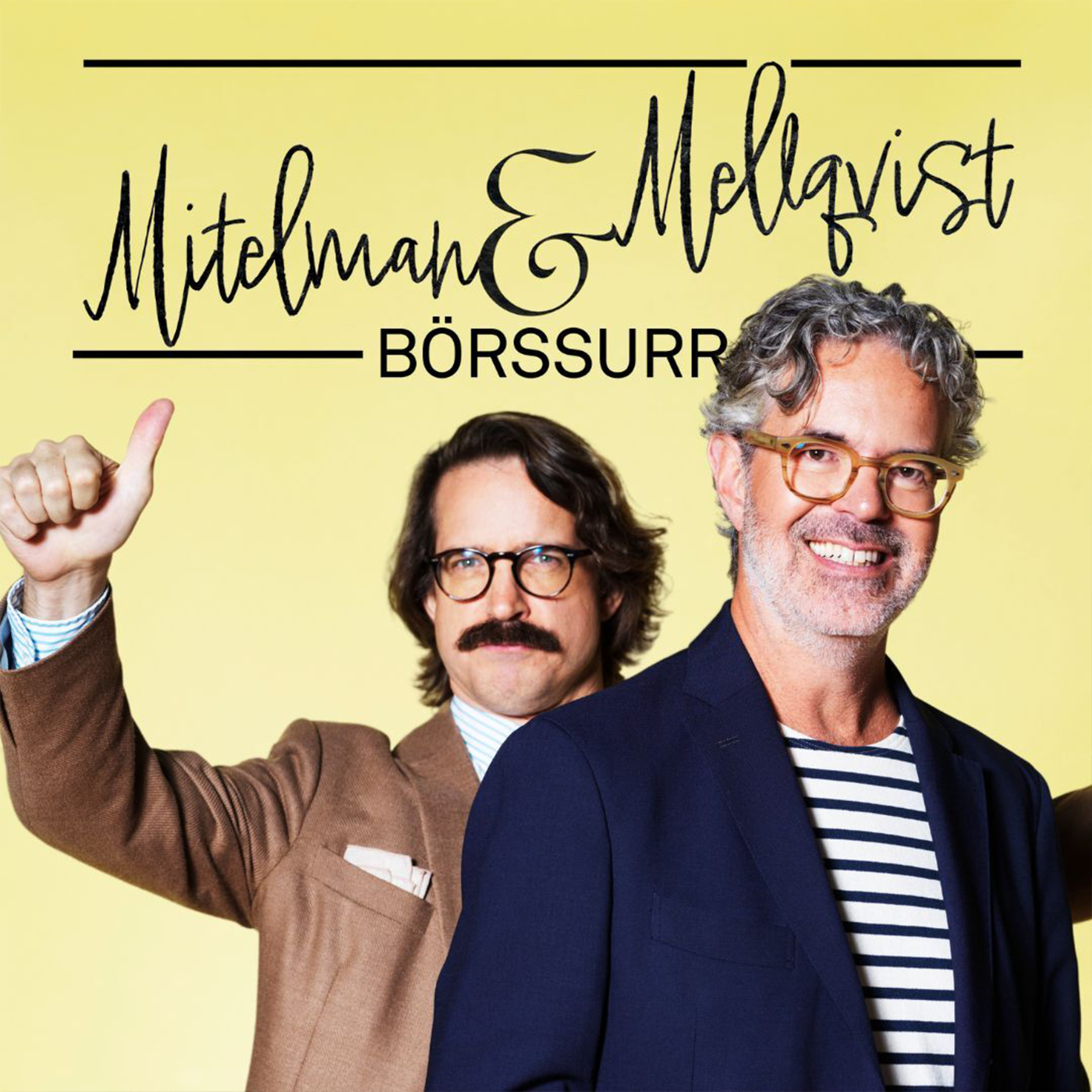 Två män poserar tillsammans mot gul bakgrund för podcasten Mitchman & Mellqvist Börssurr.