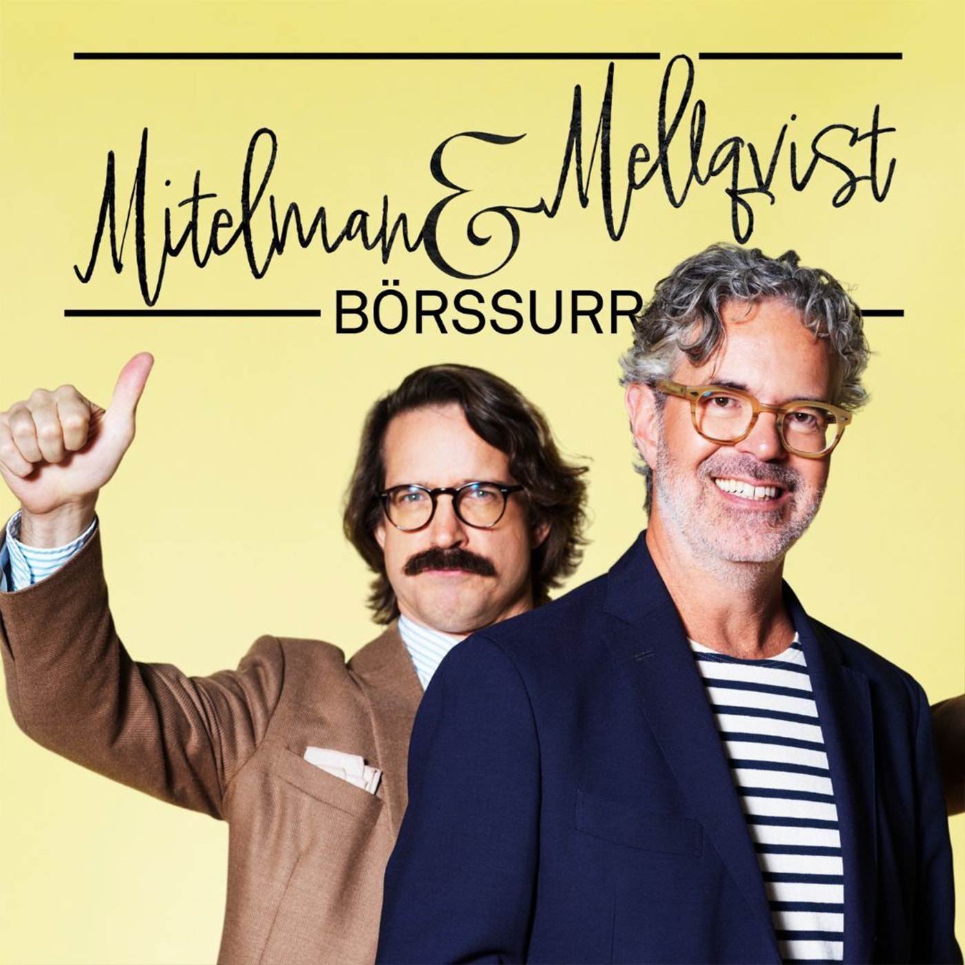 Två män poserar tillsammans mot gul bakgrund för podcasten Mitchman & Mellqvist Börssurr.