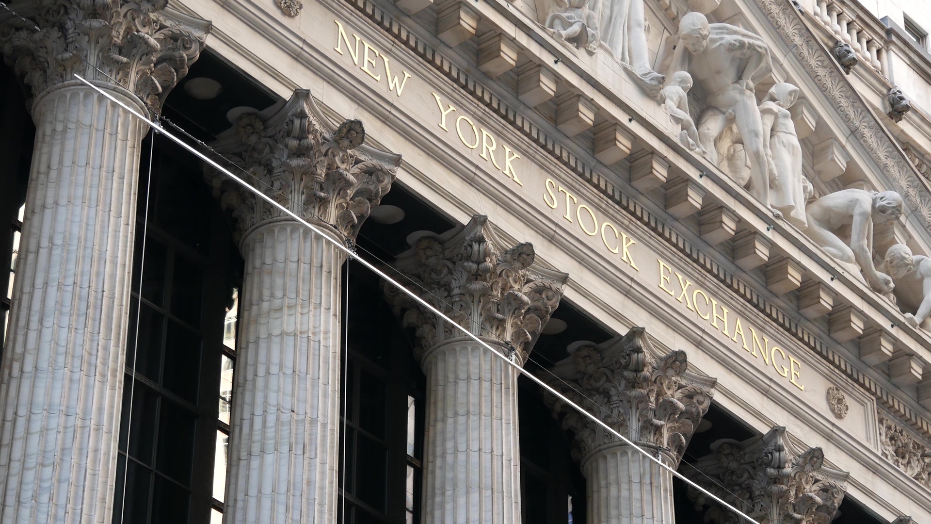 Fasaden på New York Stock Exchange med klassiska kolonner och dekorativ stenarkitektur