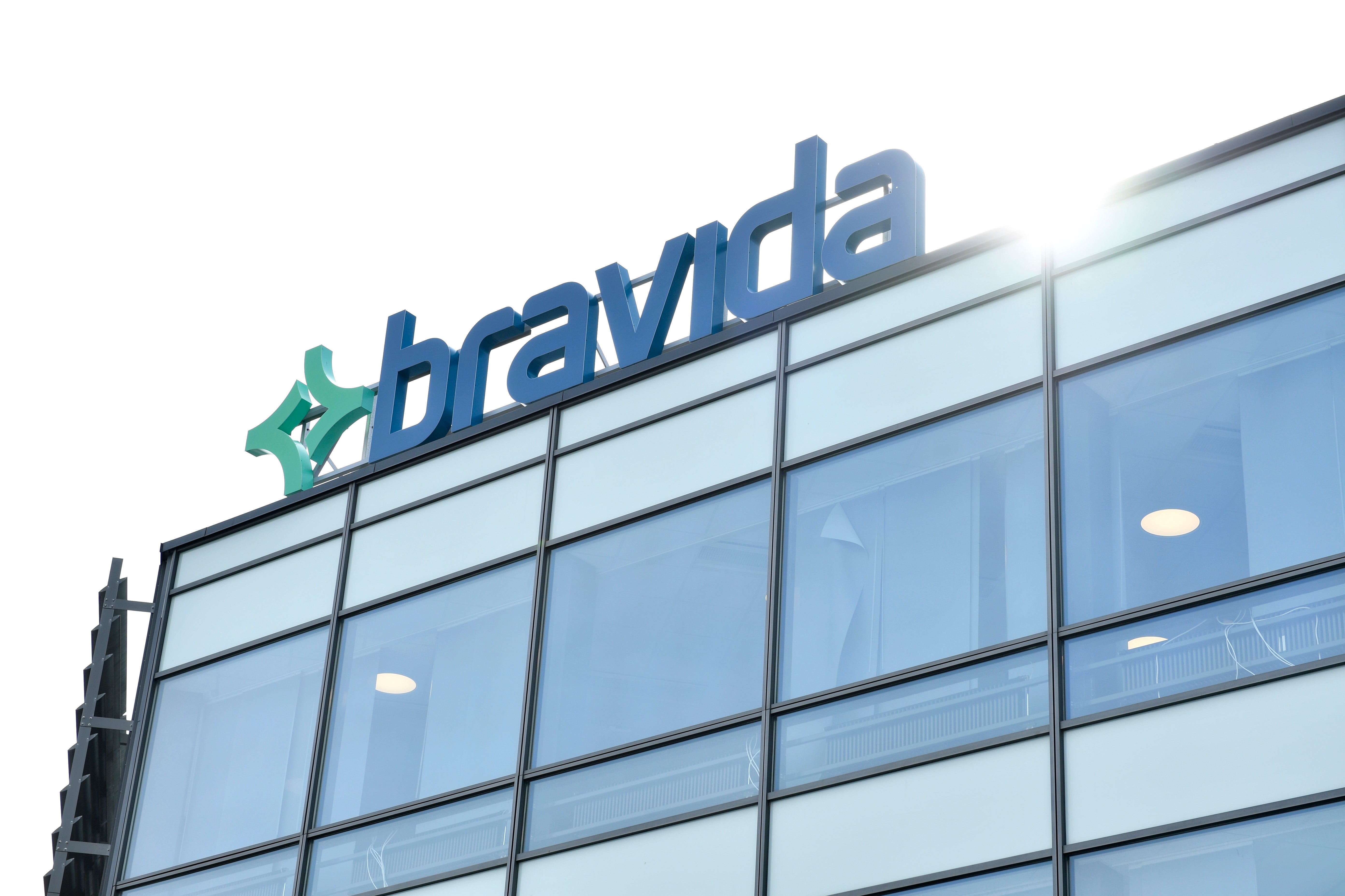 Fasad på en modern byggnad med Bravida-logotyp och skylt