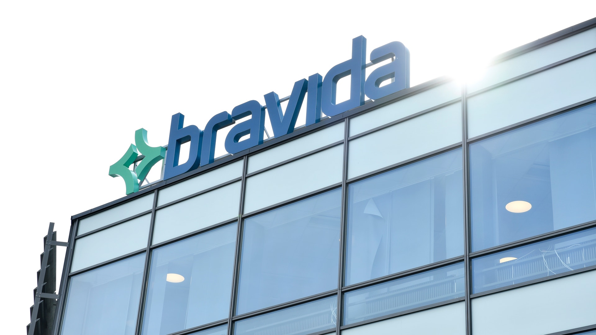 Fasad på en modern byggnad med Bravida-logotyp och skylt