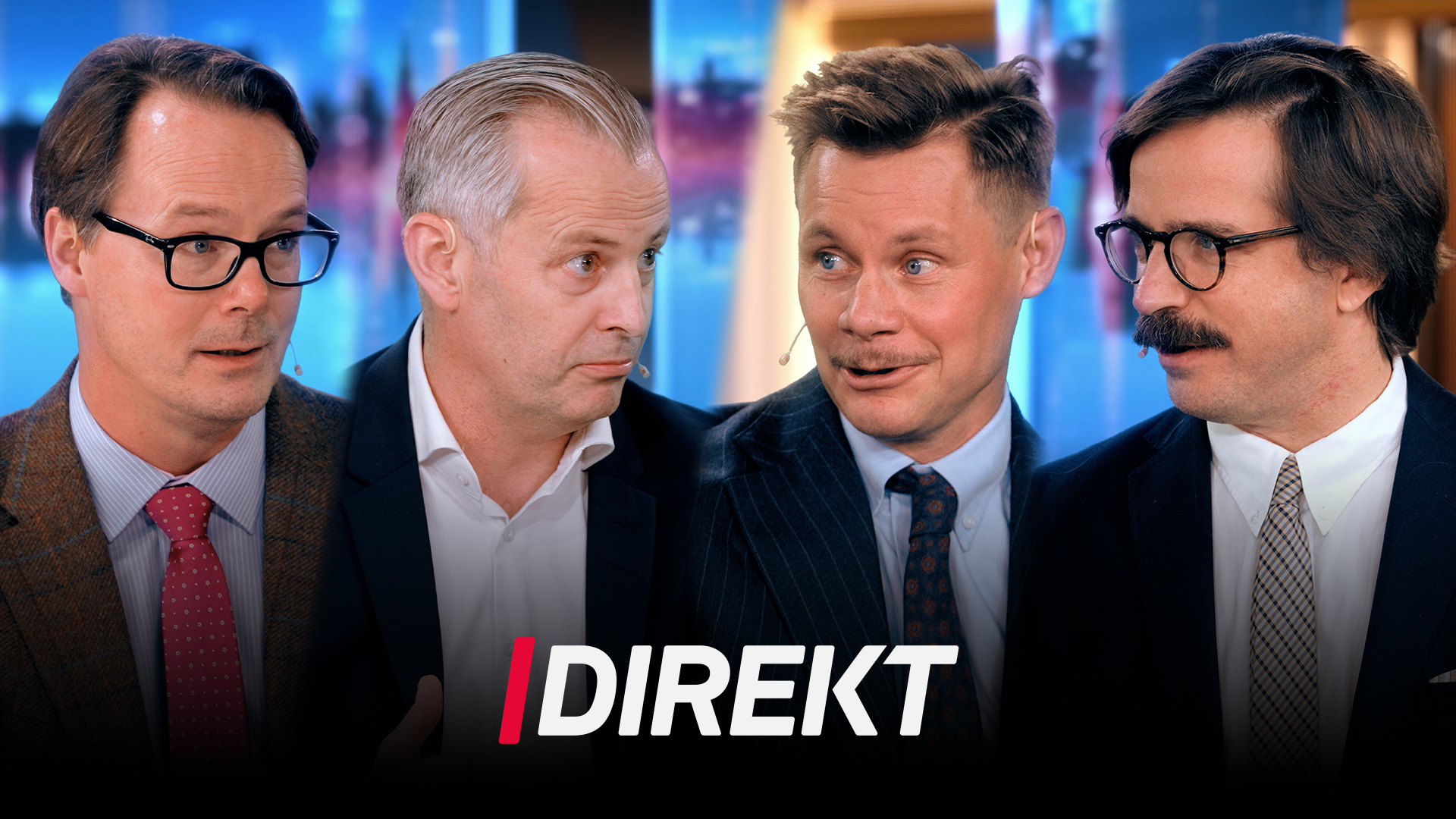 Fyra män i kostymer står bredvid varandra i en tv-studio. I mitten syns logotypen "Direkt".