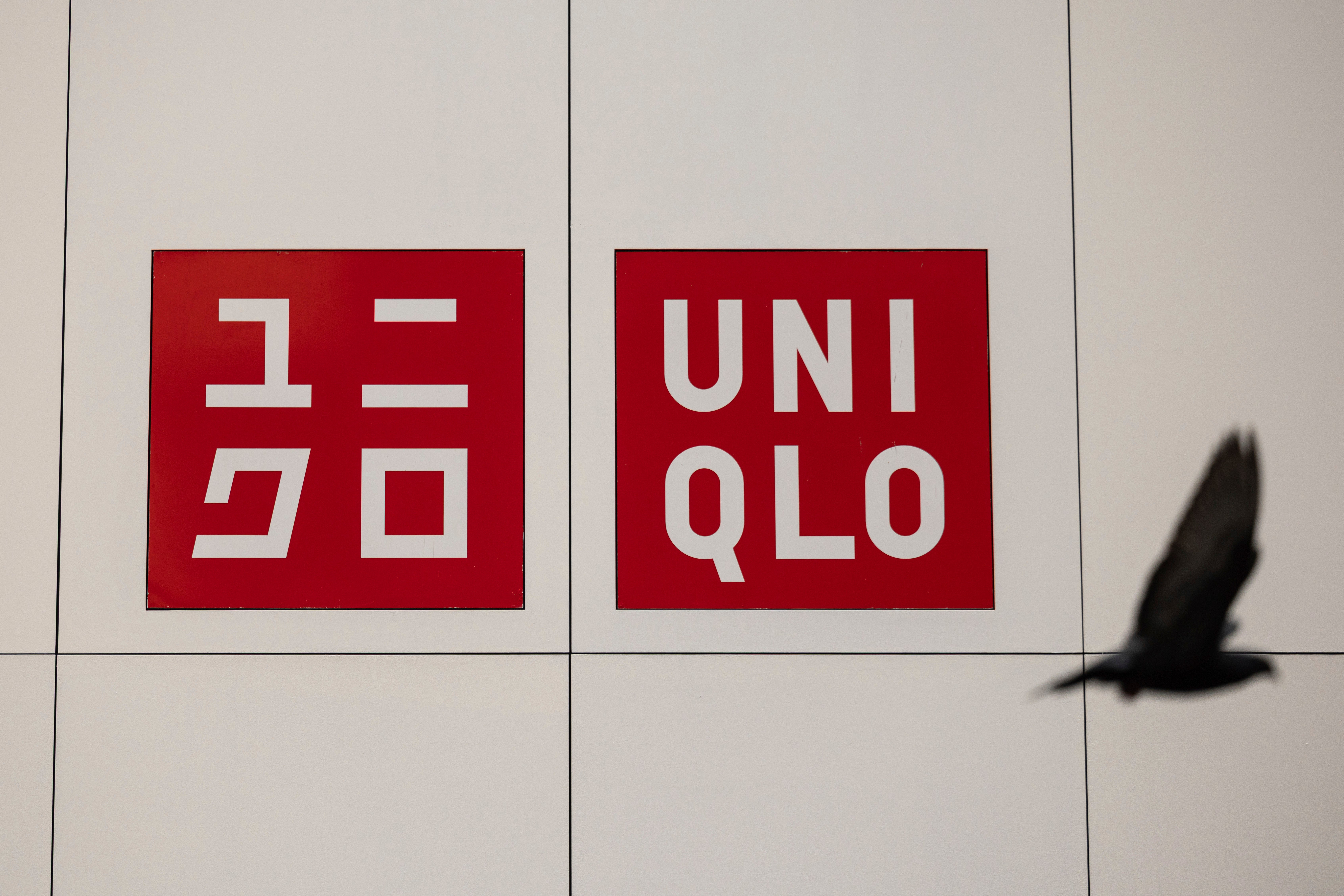 UNIQLO-logotyper på en vägg