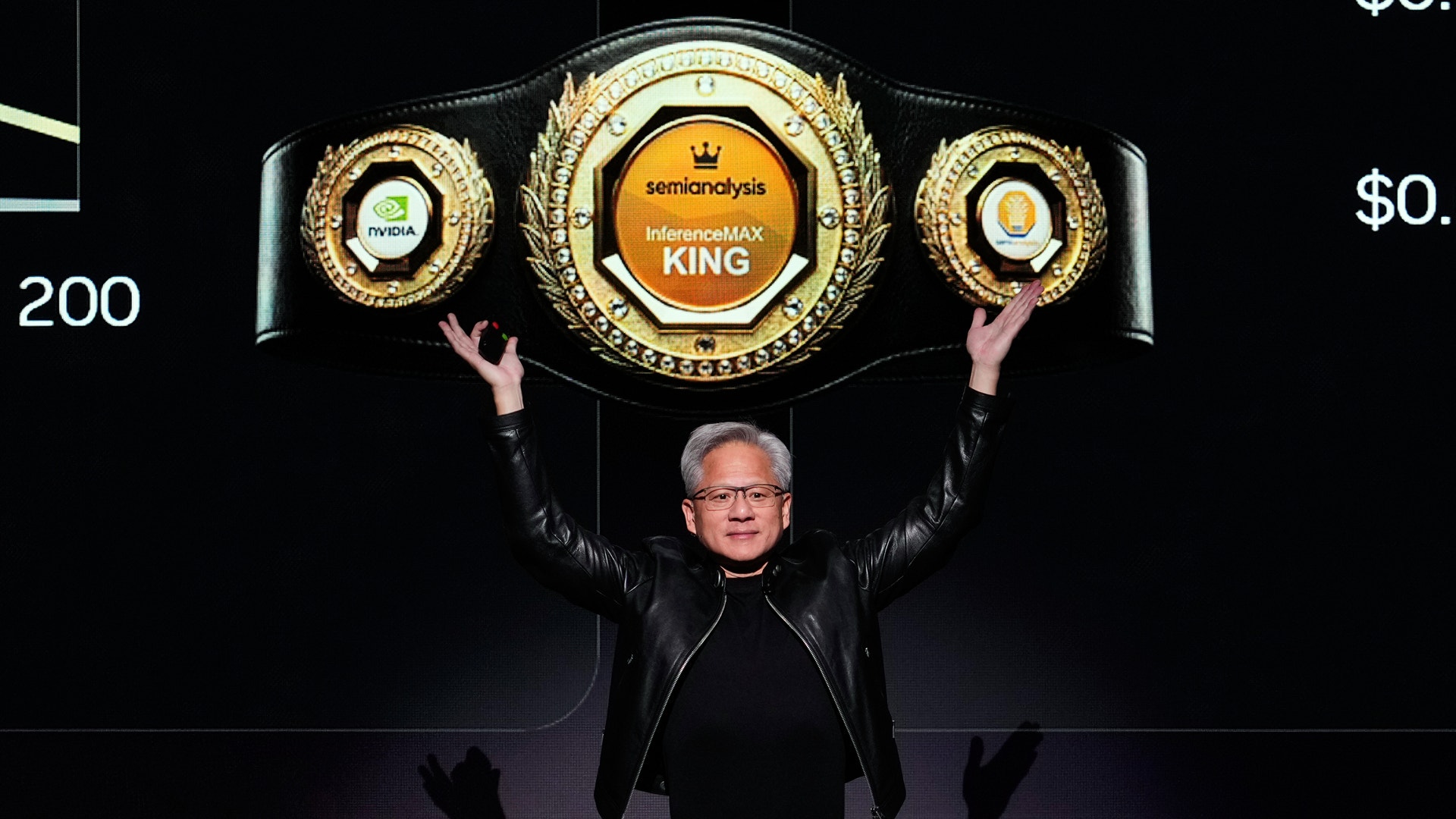 En man i svart jacka håller upp ett stort guldigt boxningsbälte över sitt huvud med båda händerna. Bältet har ornamentala detaljer och texten KING på mitten.
