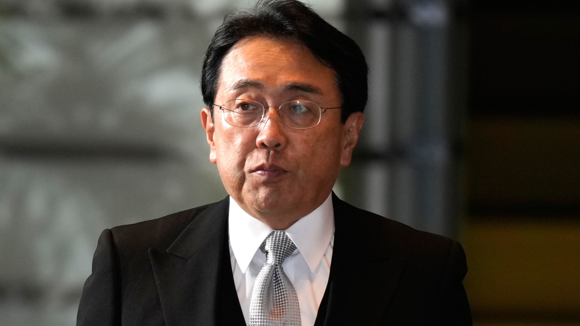 Porträtt av en man i affärsklädsel med glasögon