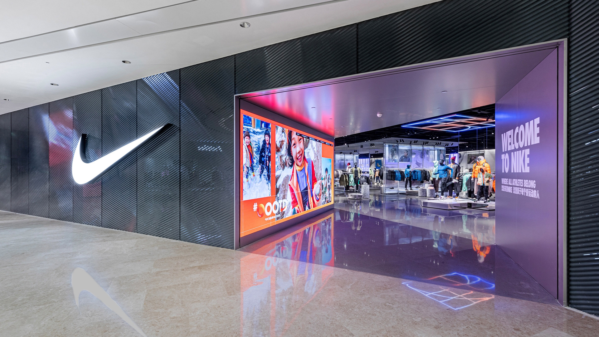 En glänsande ren nikebutik i ett köpcentrum.