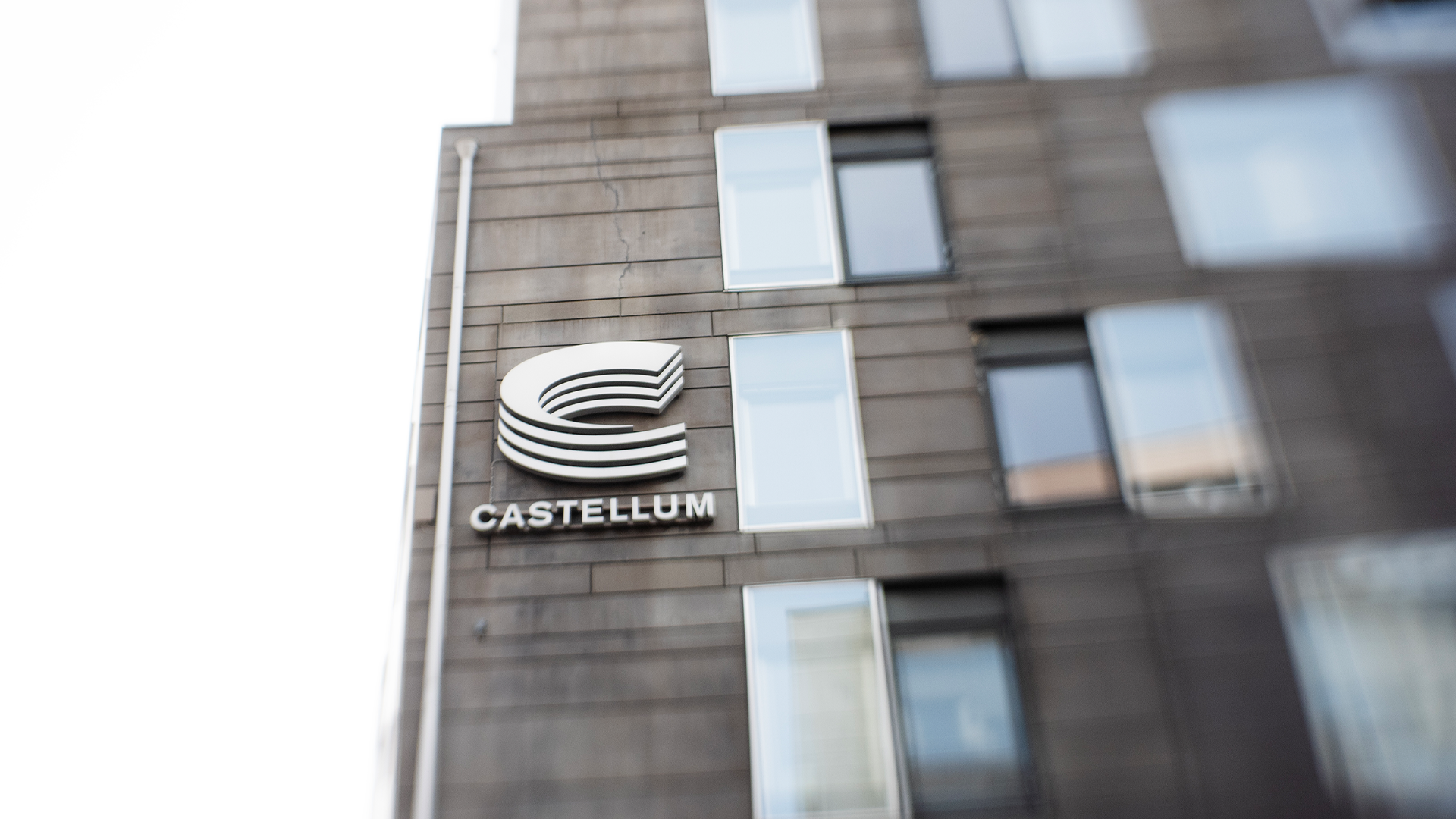 Castellums loga på en fasad. 