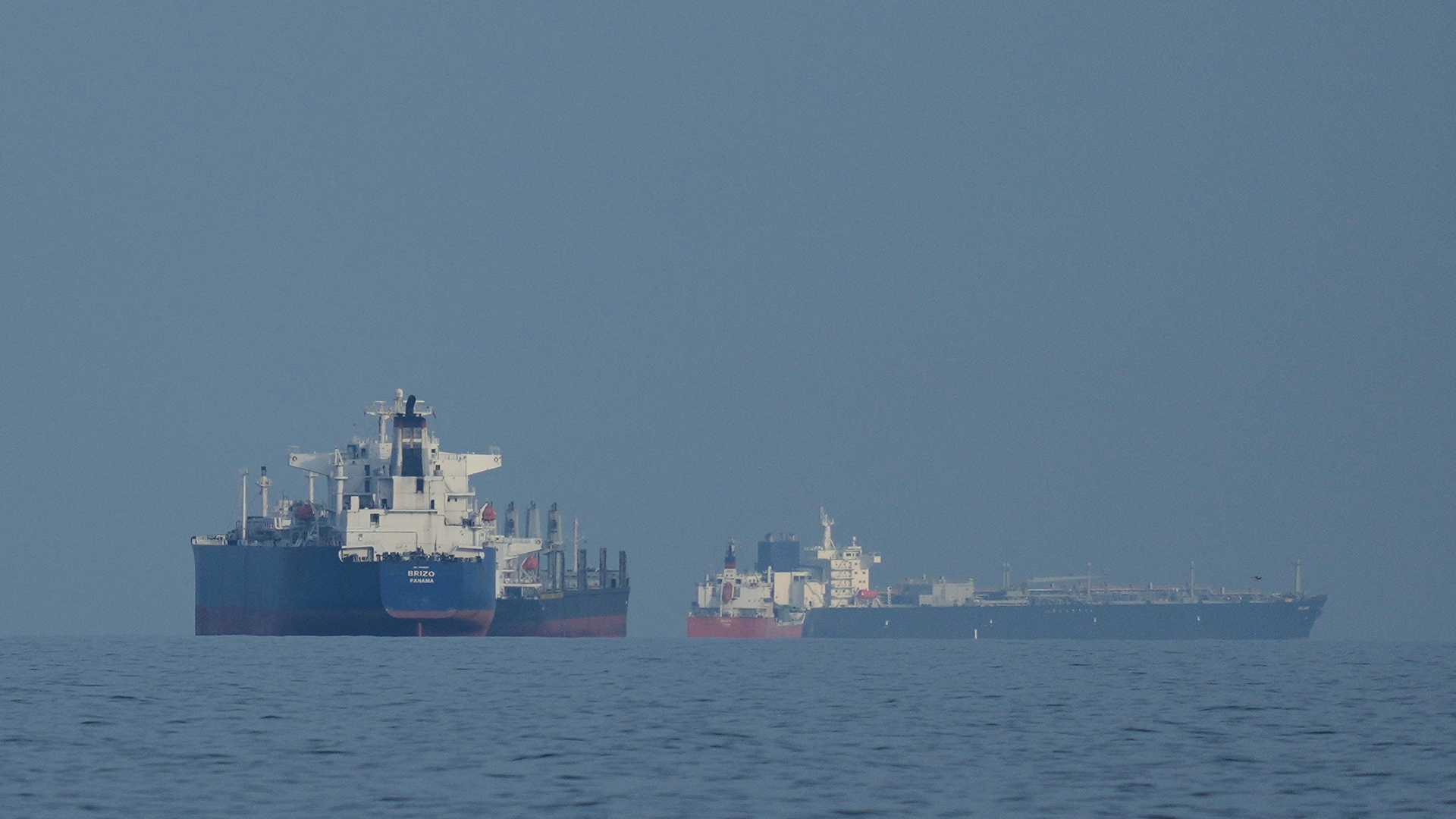 Två oljetankfartyg på öppet vatten under lugna väderförhållanden