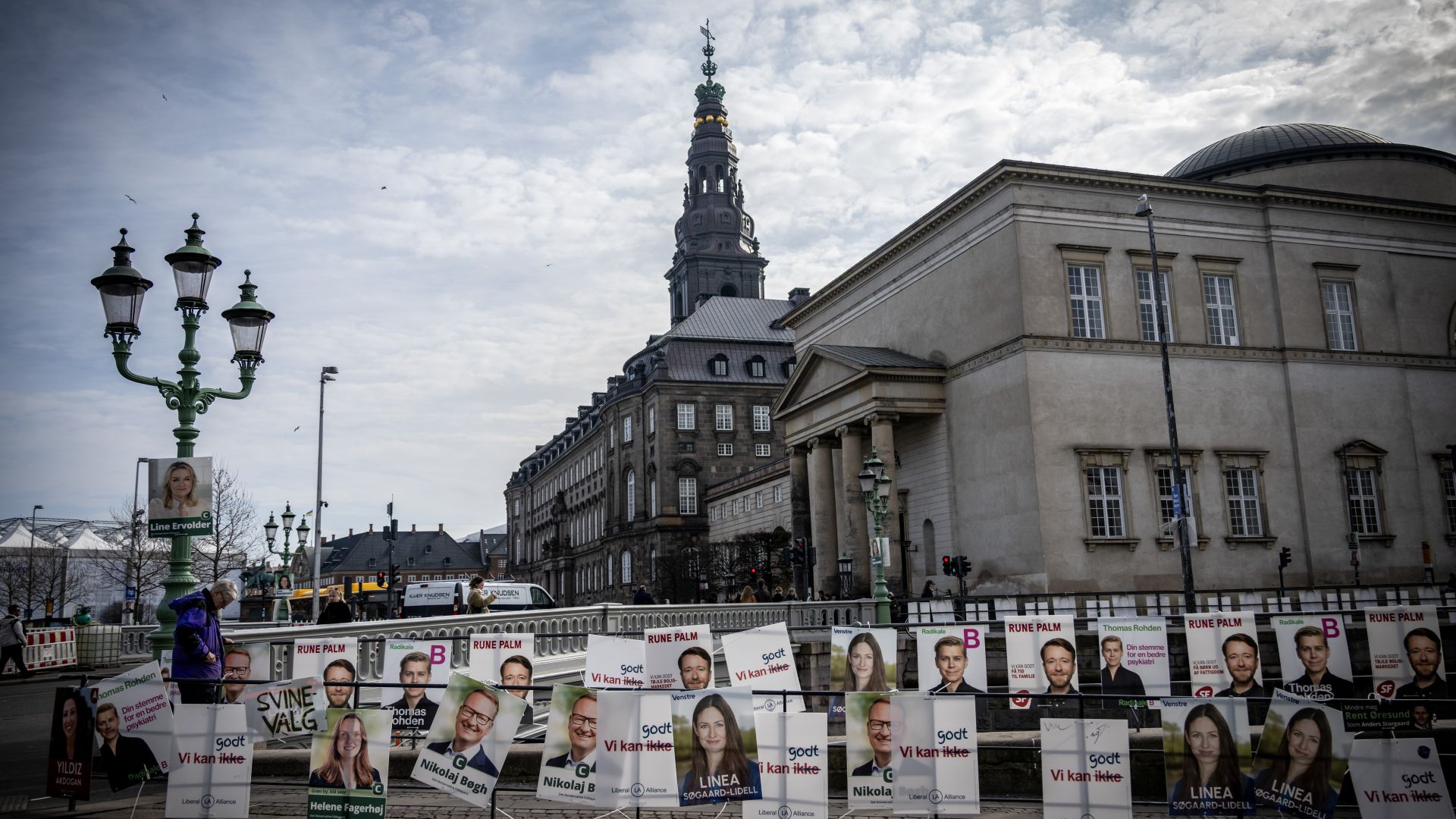 Christiansborg slott i Köpenhamn med ett banner av porträtt i förgrunden