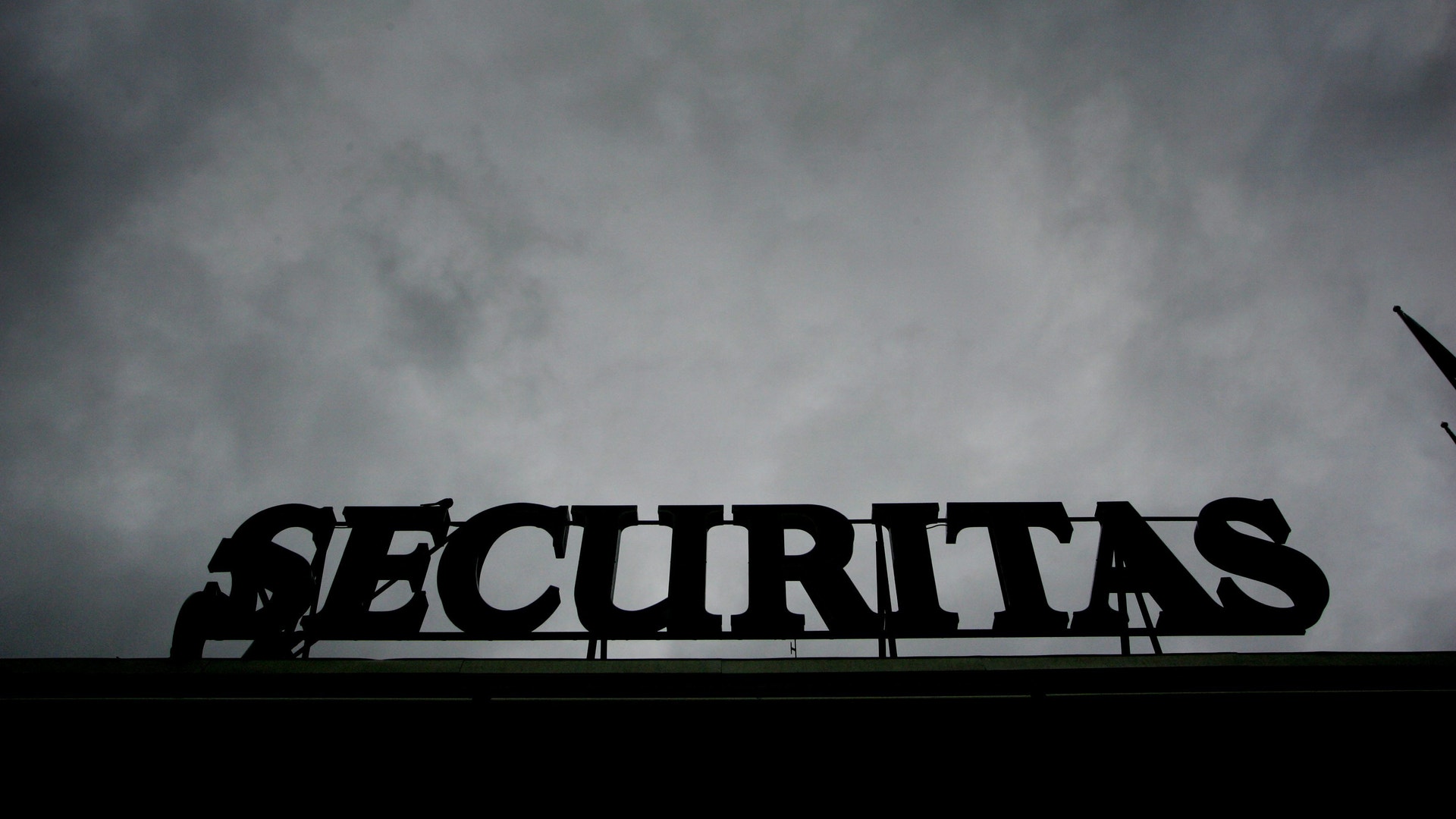 Silhuett av Securitas-logotypen mot en molnig himmel