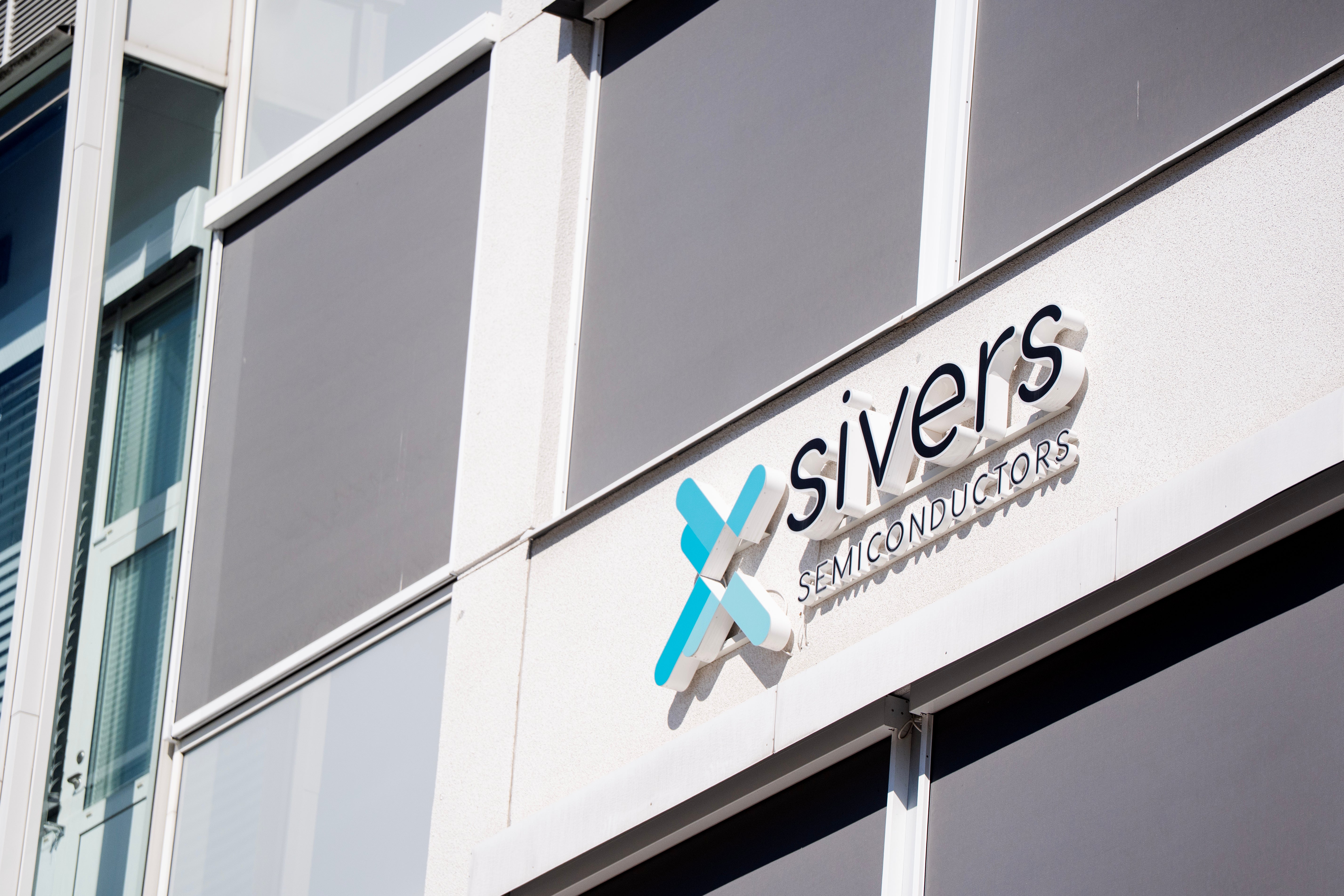 Fasad på en byggnad med Sivers Semiconductors logotyp och företagsnamn på en vit skylt.