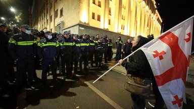 Evolution backar efter nya protester