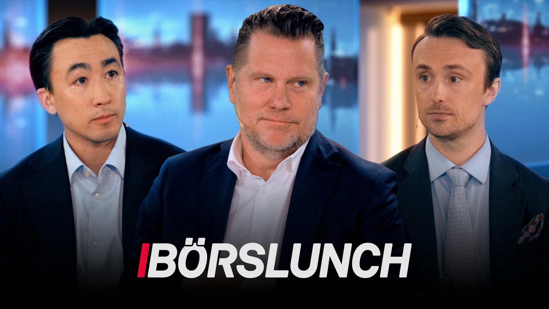 Tre män i affärskläder sitter framför en stadshorisont. Texten Börslunch visas längst ner på bilden.