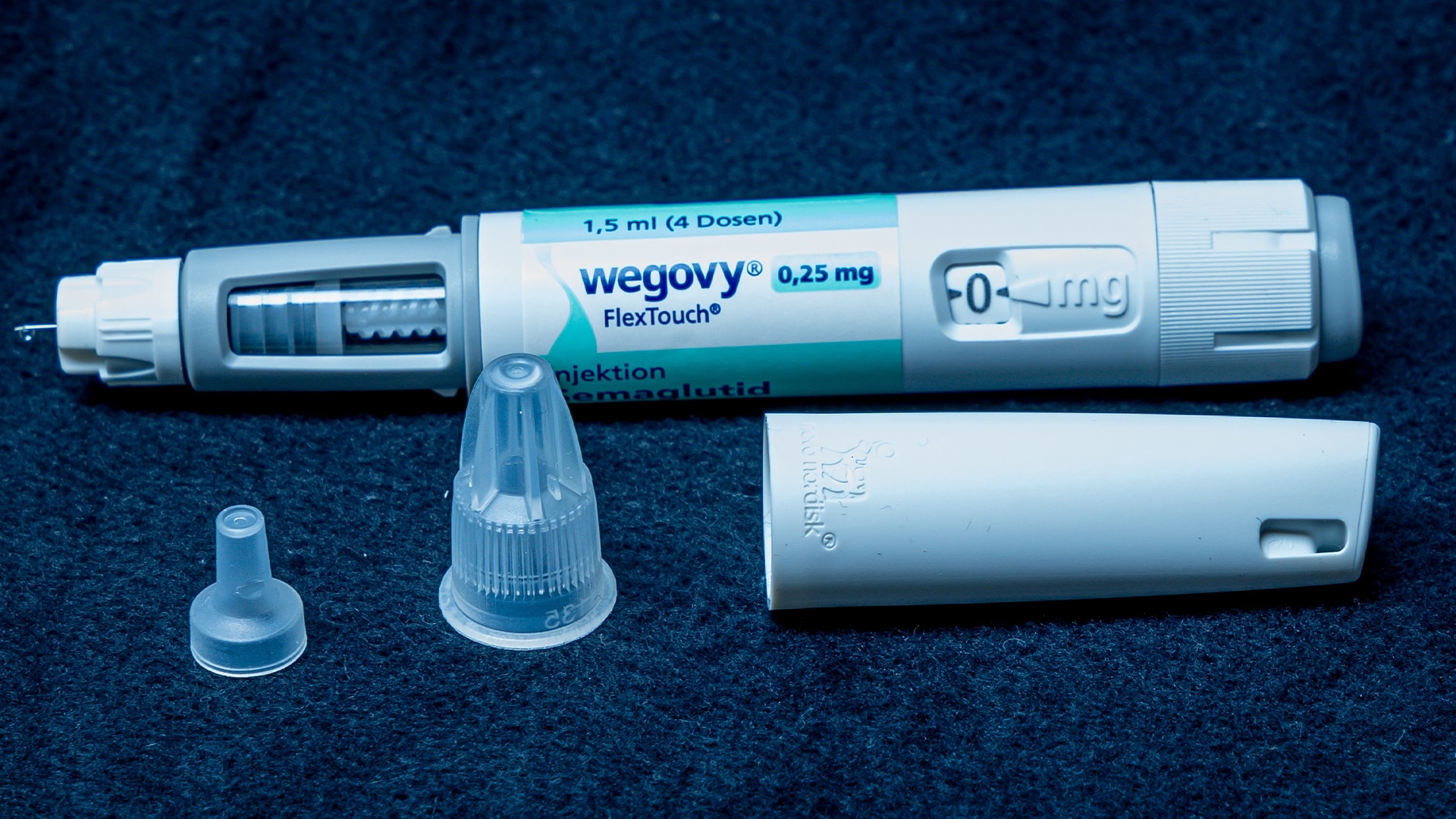 Wegovy FlexTouch injektionspenna med två olika nålstorlekar på blå bakgrund.