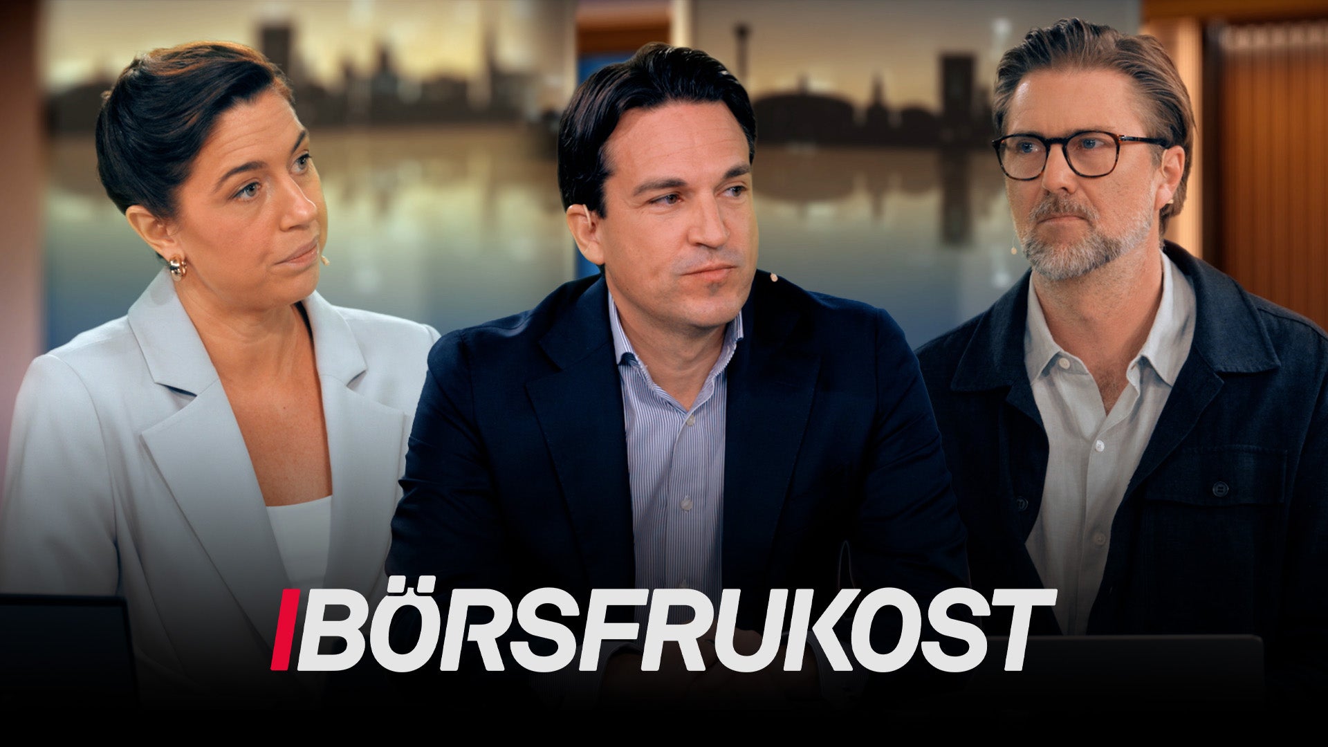 Tre personer i affärskläder sitter tillsammans framför en stadssilhuett. Programtitel "Börsfrukoost" visas längst ned på bilden.