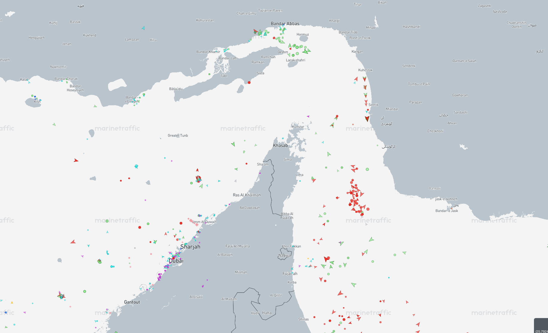 Fartyg som ligger stilla utanför Hormuzsundet.
