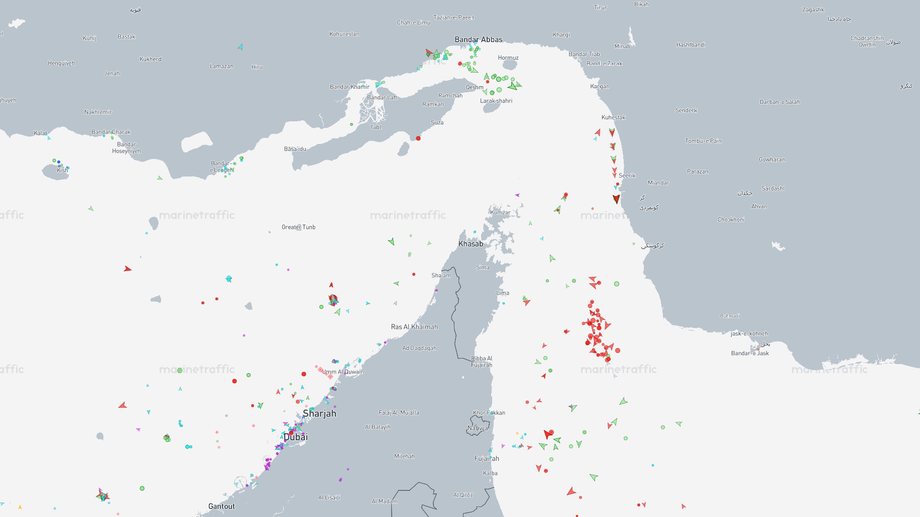 Fartyg som ligger stilla utanför Hormuzsundet.