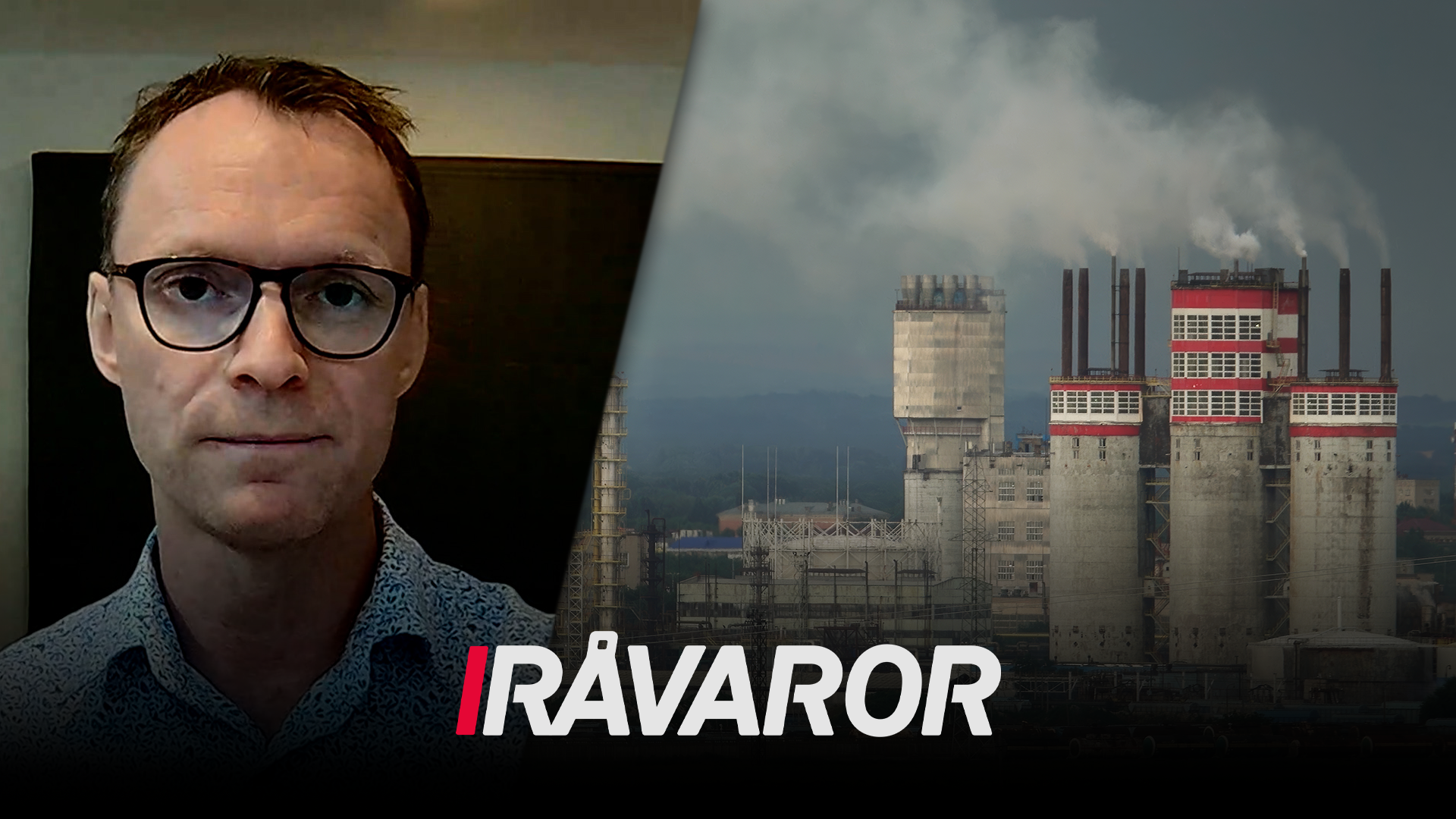 Porträtt av man med glasögon och grå tröja bredvid en industriell byggnad med röda och vita detaljer. Texten Ravaror visas längst ner.
