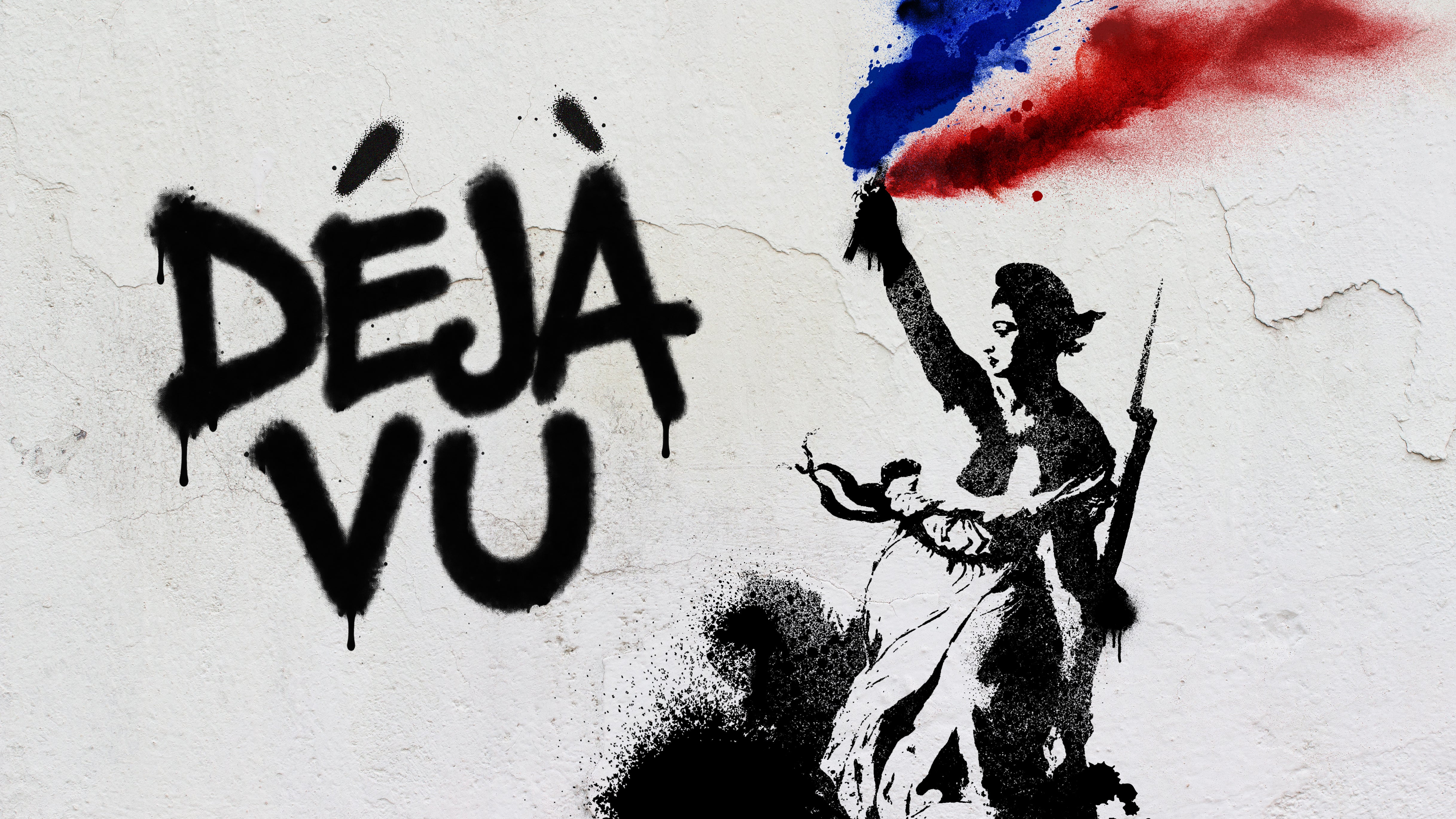 Texten "Déjà vu" sprayad i svart på en vit, sprucken vägg, bredvid en svart stencilbild av en kvinna som håller upp en fackla med blå och röd rök.