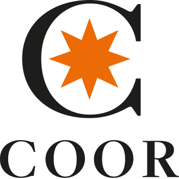 COOR-logotyp med orange stjärna i svart cirkel