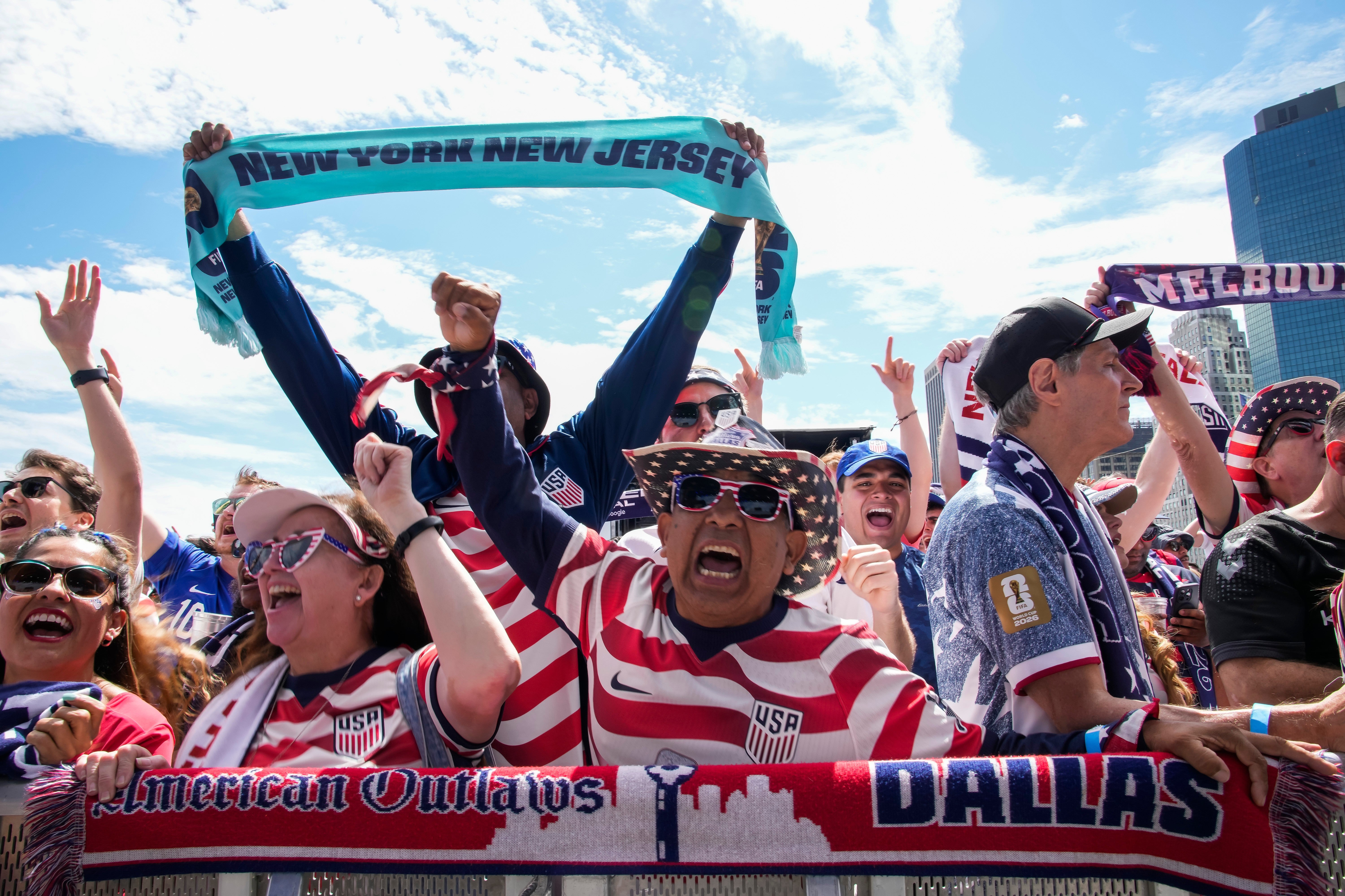 Amerikanska fotbollssupportrar firar när USA:s herrlandslag presenterade truppen för VM. 