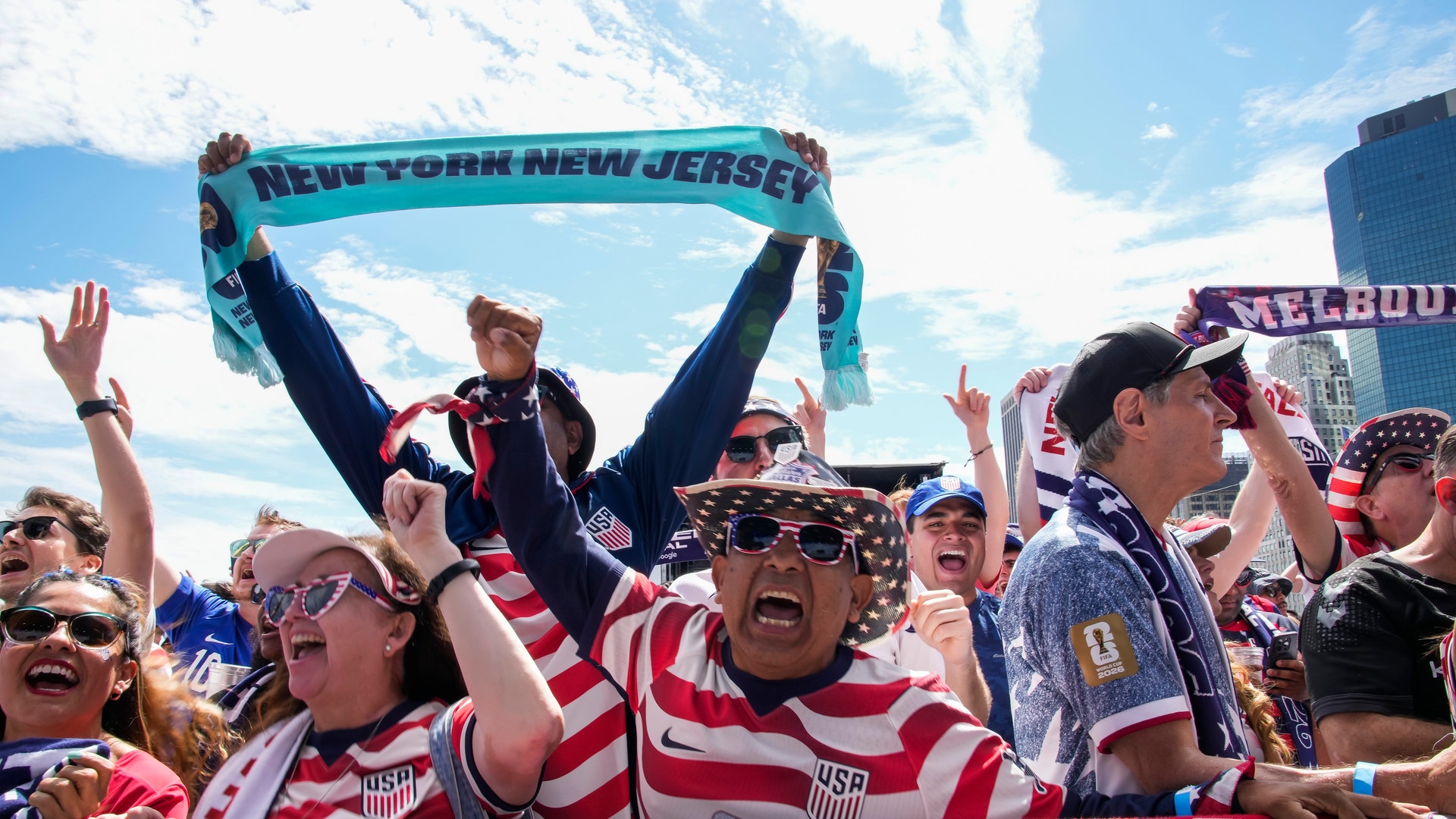 Amerikanska fotbollssupportrar firar när USA:s herrlandslag presenterade truppen för VM.