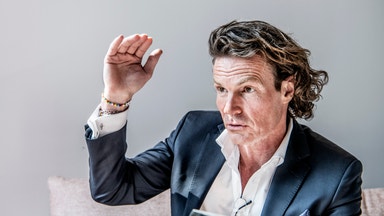 Rutger Arnhults bolag säljer jättarna – satsar på bank