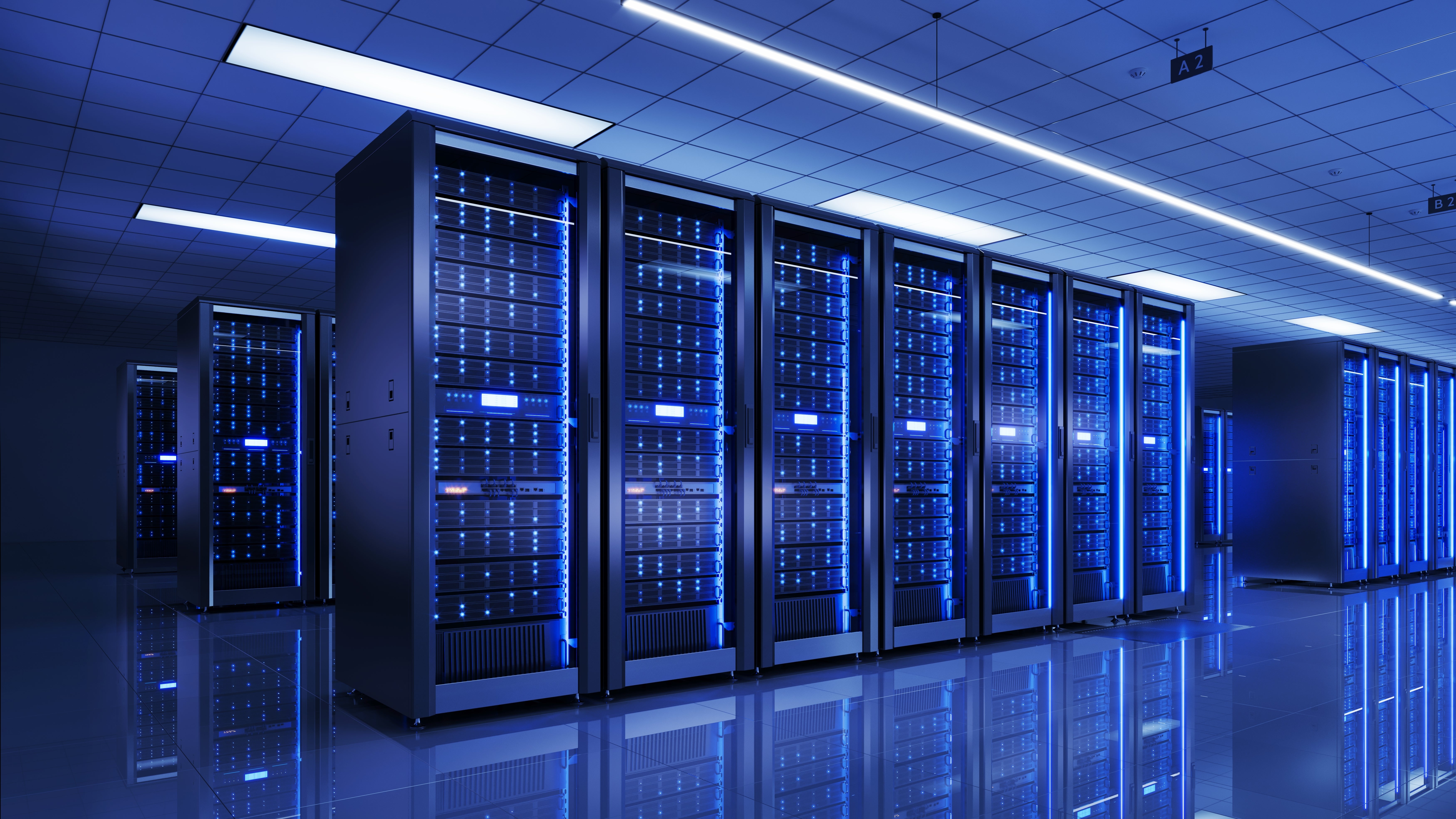 Ett datacenter med rader av serverskåp upplysta i blått ljus.