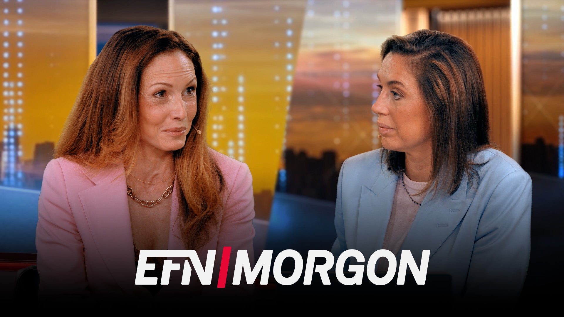 Två kvinnor i en TV-studio som samtalar med varandra. I bakgrunden syns belysning och studiomiljö. Logotypen EFN MORGON visas längst ned på bilden.