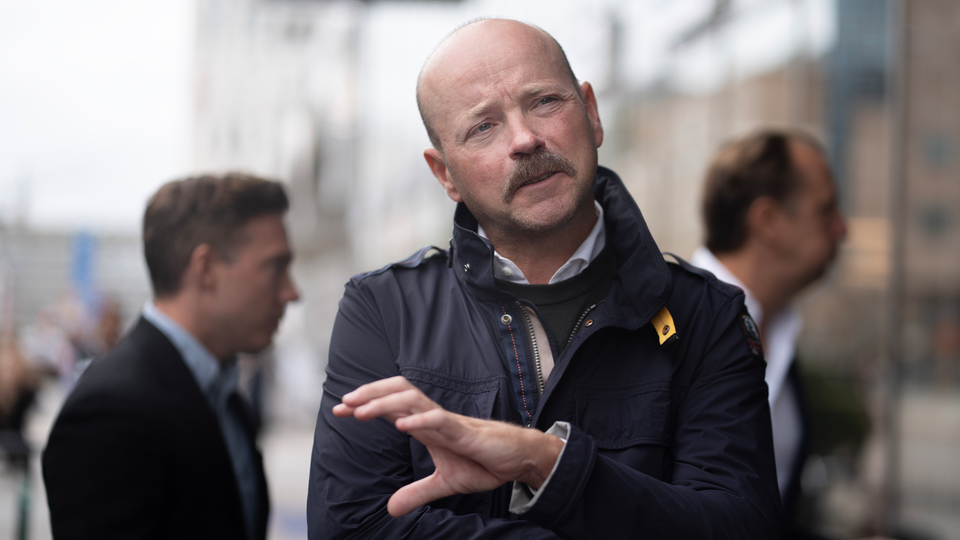 Pål Ahlsén står på gatan och gestikulerar med armarna.