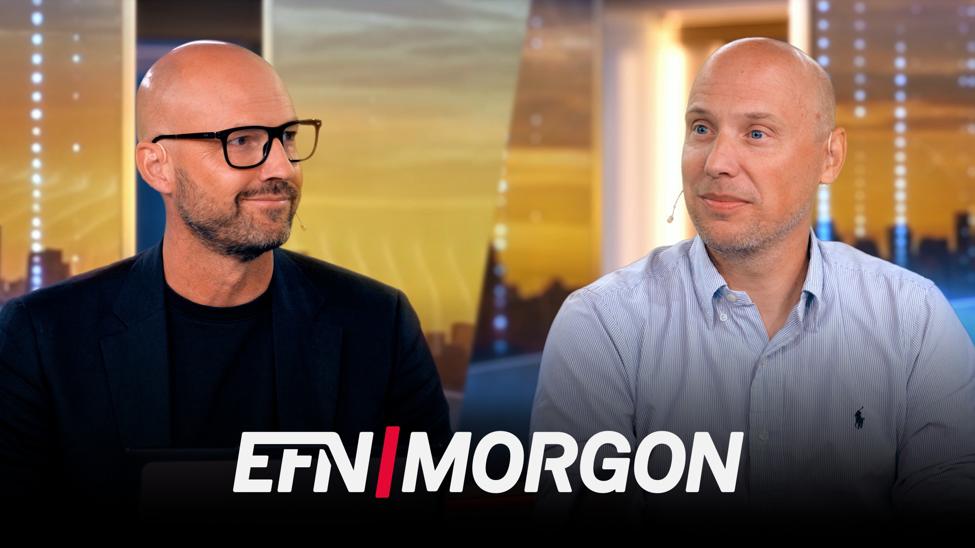Två män i en studiomiljö under en intervju. Mannen till vänster bär glasögon och svart tröja. Mannen till höger bär en ljusblå skjorta. Logotypen EFN MORGON visas längst ned på bilden.