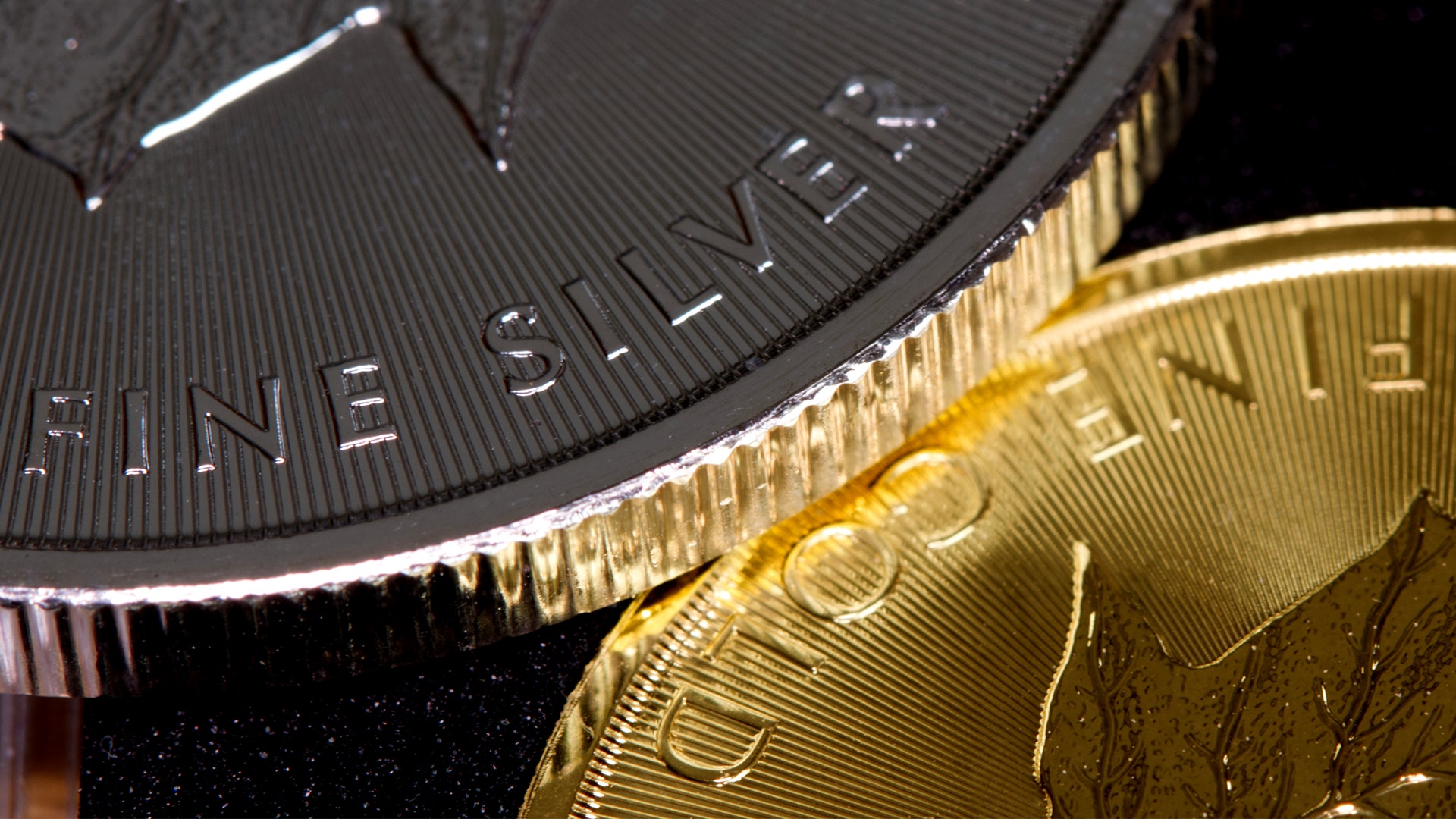 Guld- och silverpriserna handlas på rekordnivåer.