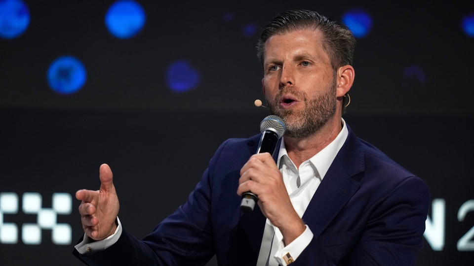 Eric Trump talar på en kryptokonferens i Dubai i maj.