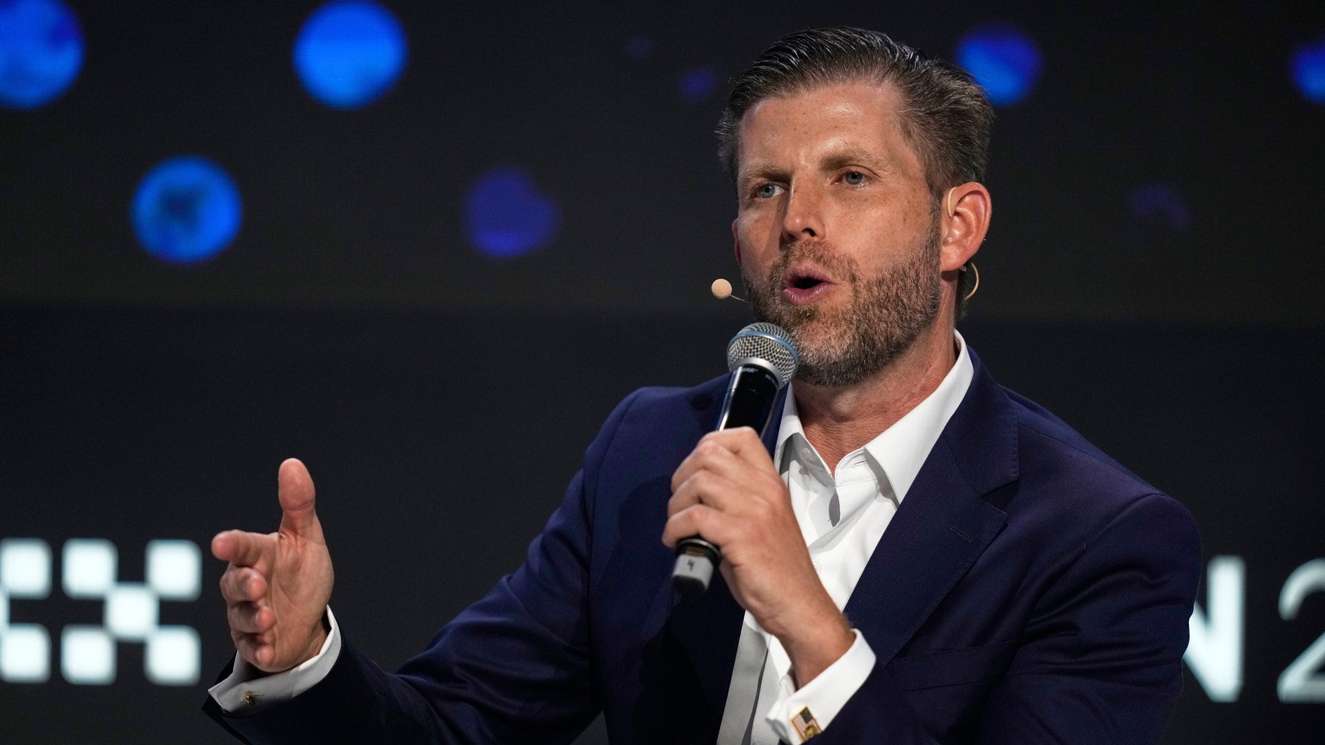 Eric Trump talar på en kryptokonferens i Dubai i maj.