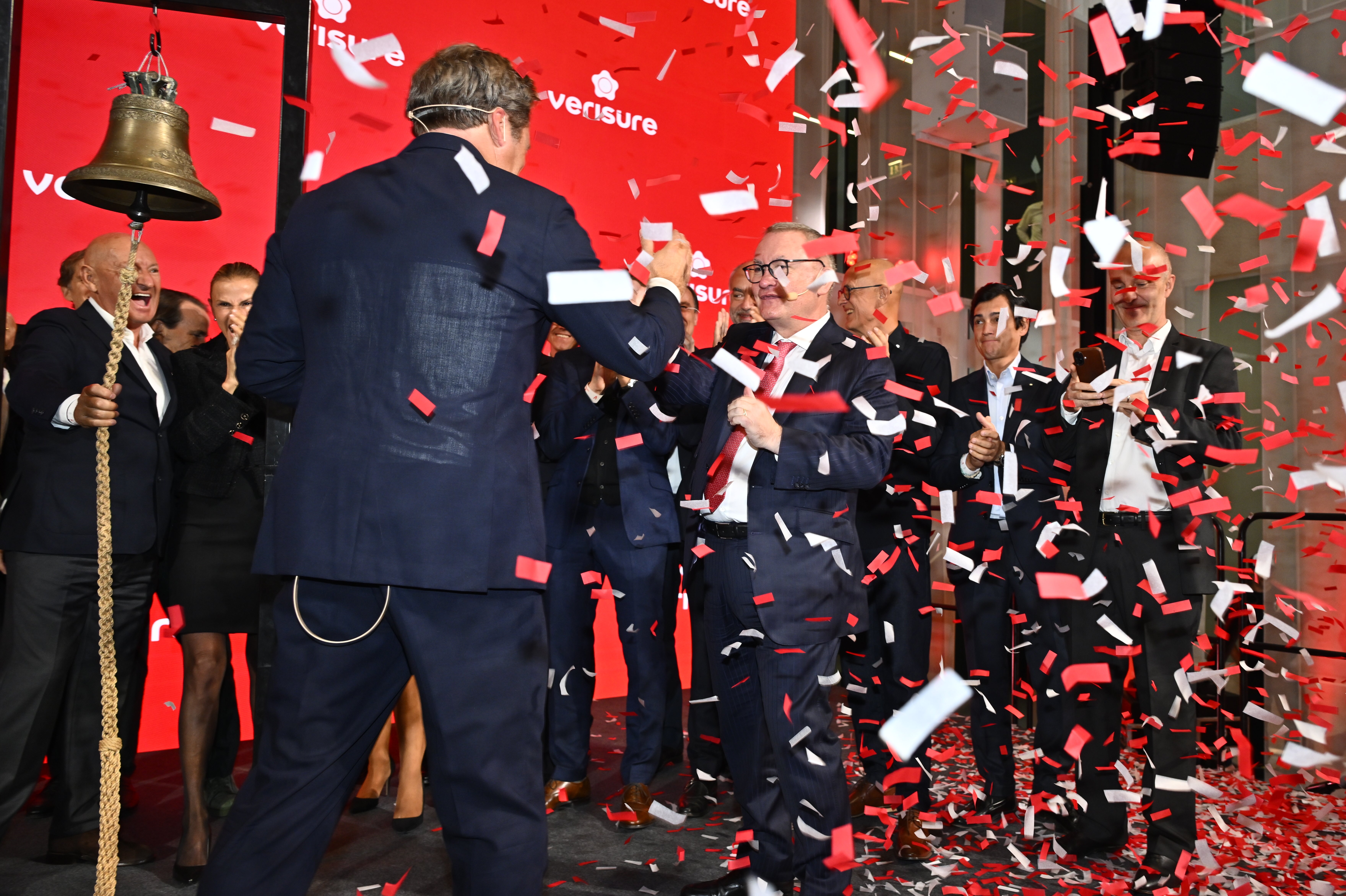 Verisures första handelsdag på Stockholmsbörsen. Konfetti.