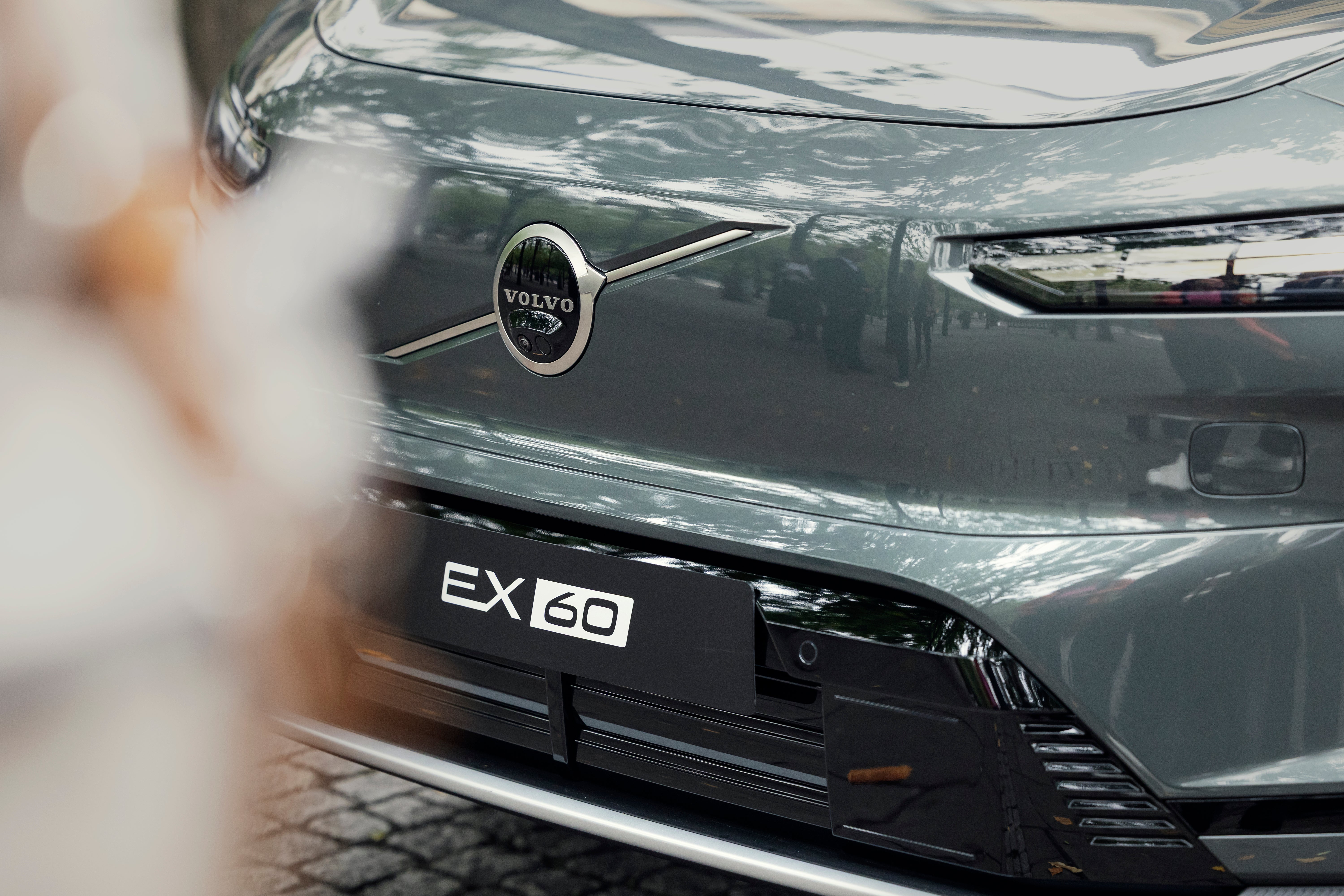 Närbild av fronten på en Volvo EX60 med Volvo-emblemet och modellnamnet.