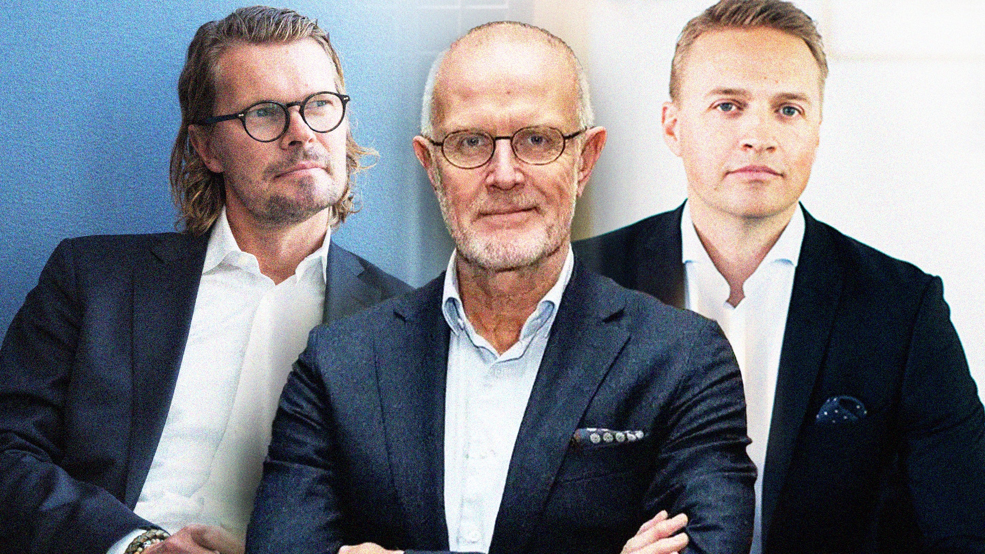 Tre män i affärskläder står bredvid varandra mot en blå och vit bakgrund.