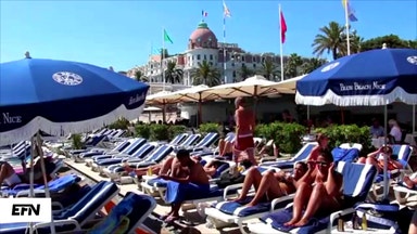 Turisterna flyr Frankrike