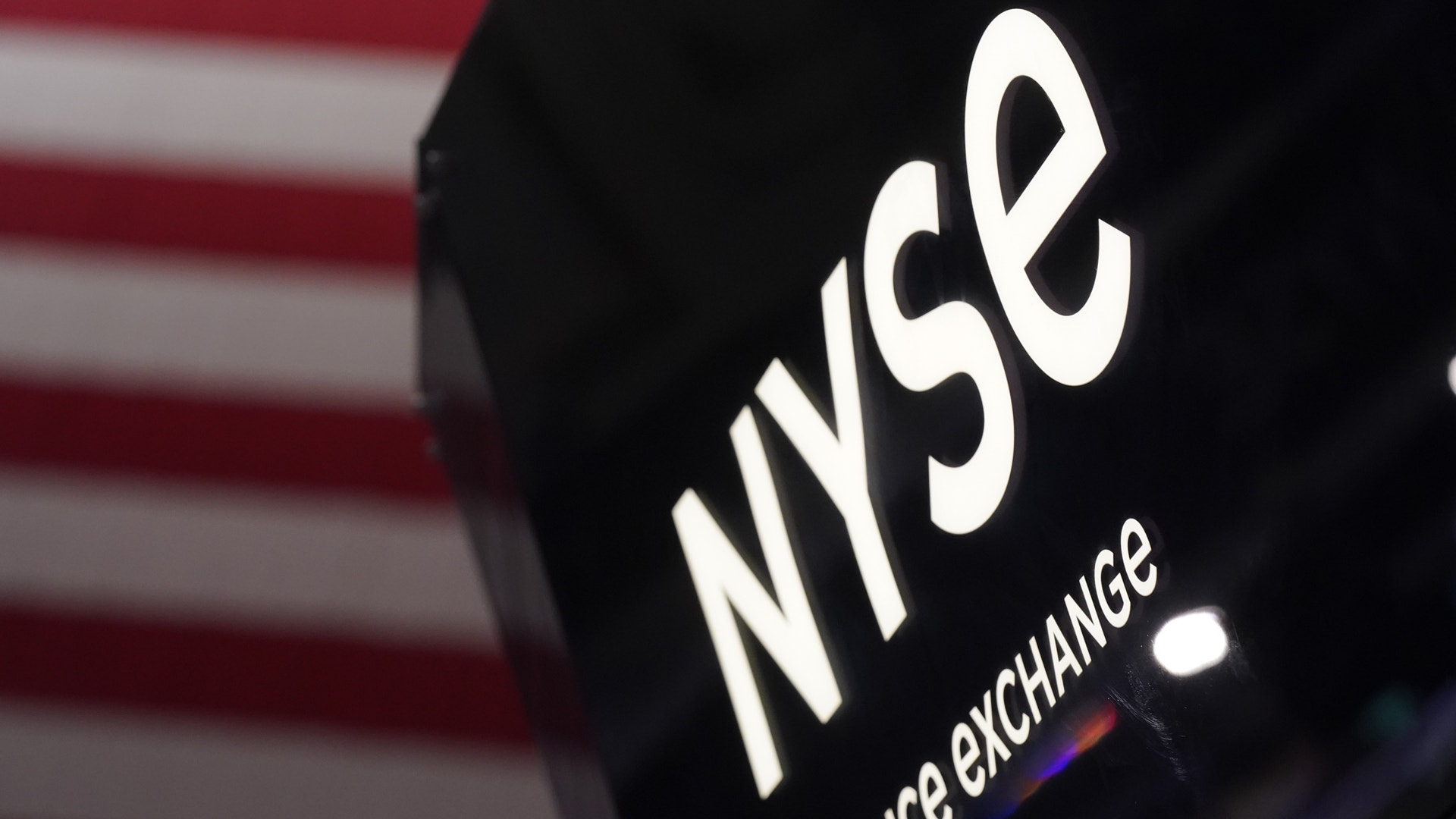NYSE-logotyp med amerikansk flagga i bakgrunden