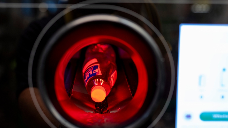 Tomra pantmaskin med en fun-light flaska.