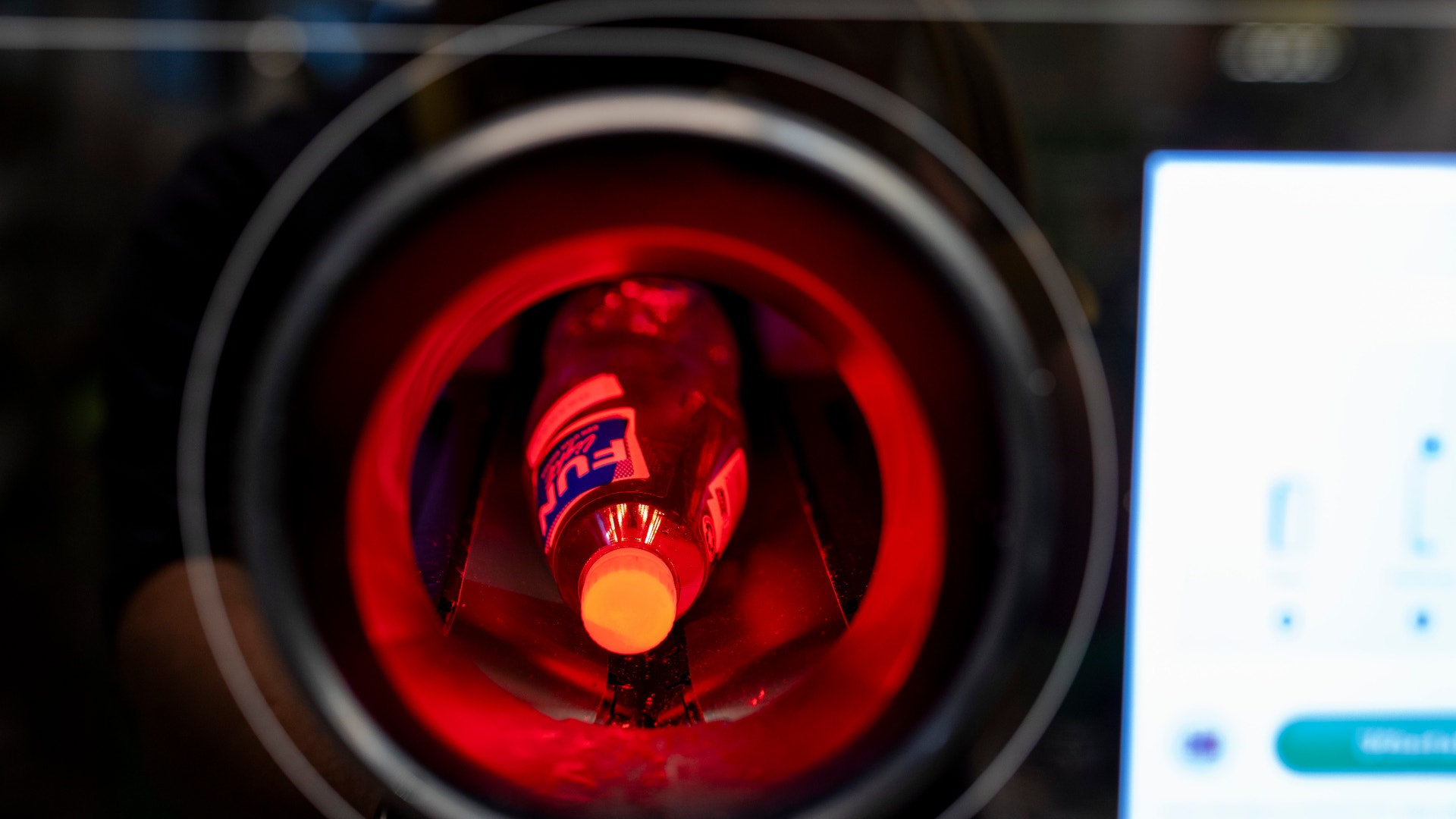 Tomra pantmaskin med en fun-light flaska.