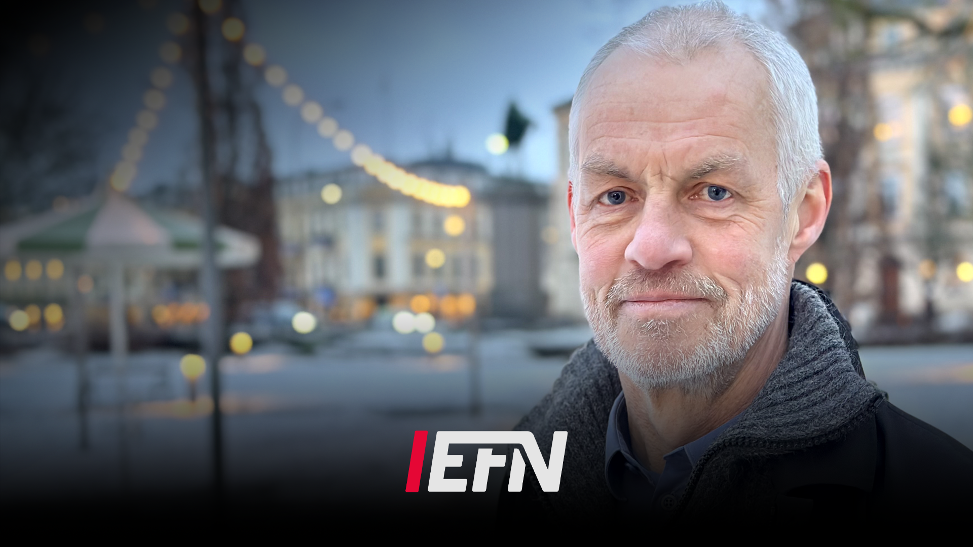 Porträtt av en man mot en belyst stadsmiljö